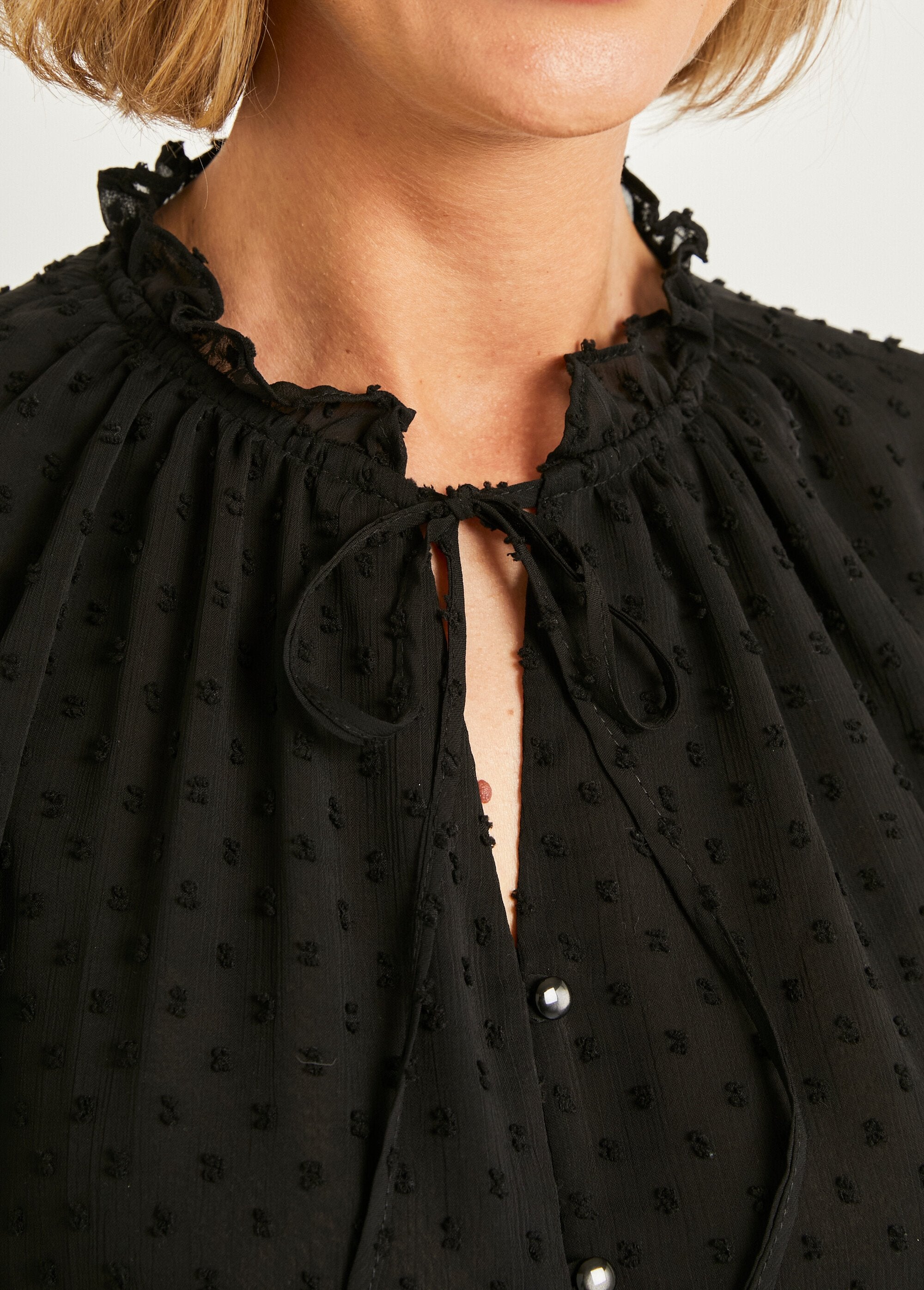 Blusa_lisa_de_voile_plumetis_com_botões_Noir_DE3_slim
