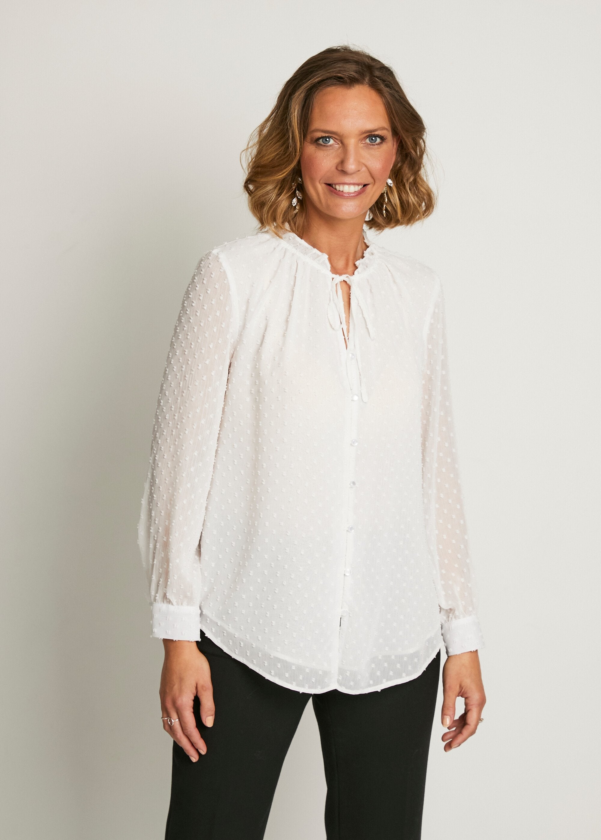 Blusa_lisa_de_voile_plumetis_com_botões_Ecru_FA1_slim