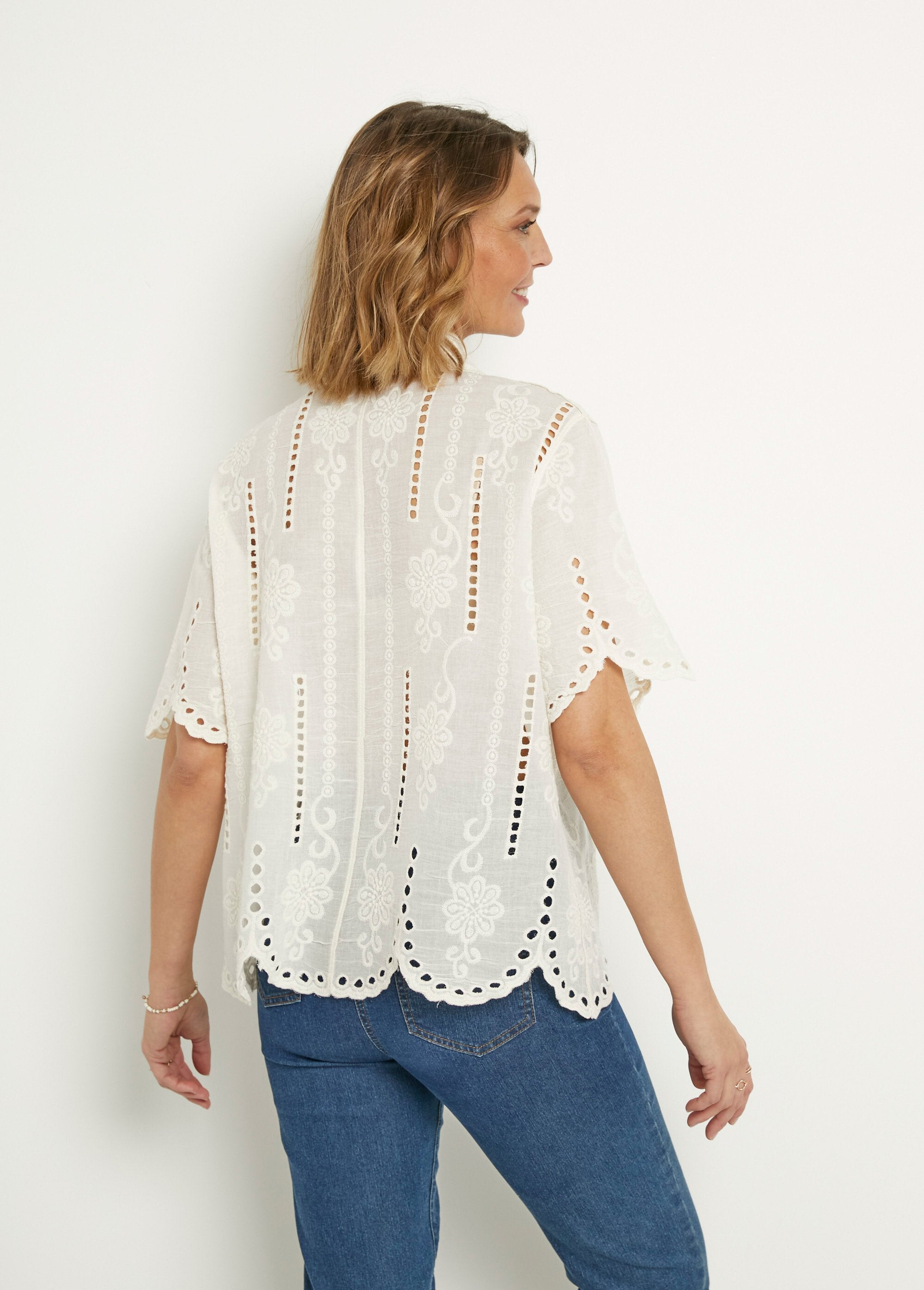Blusa_de_manga_curta_com_bordado_vazado_Beige_DO1_slim