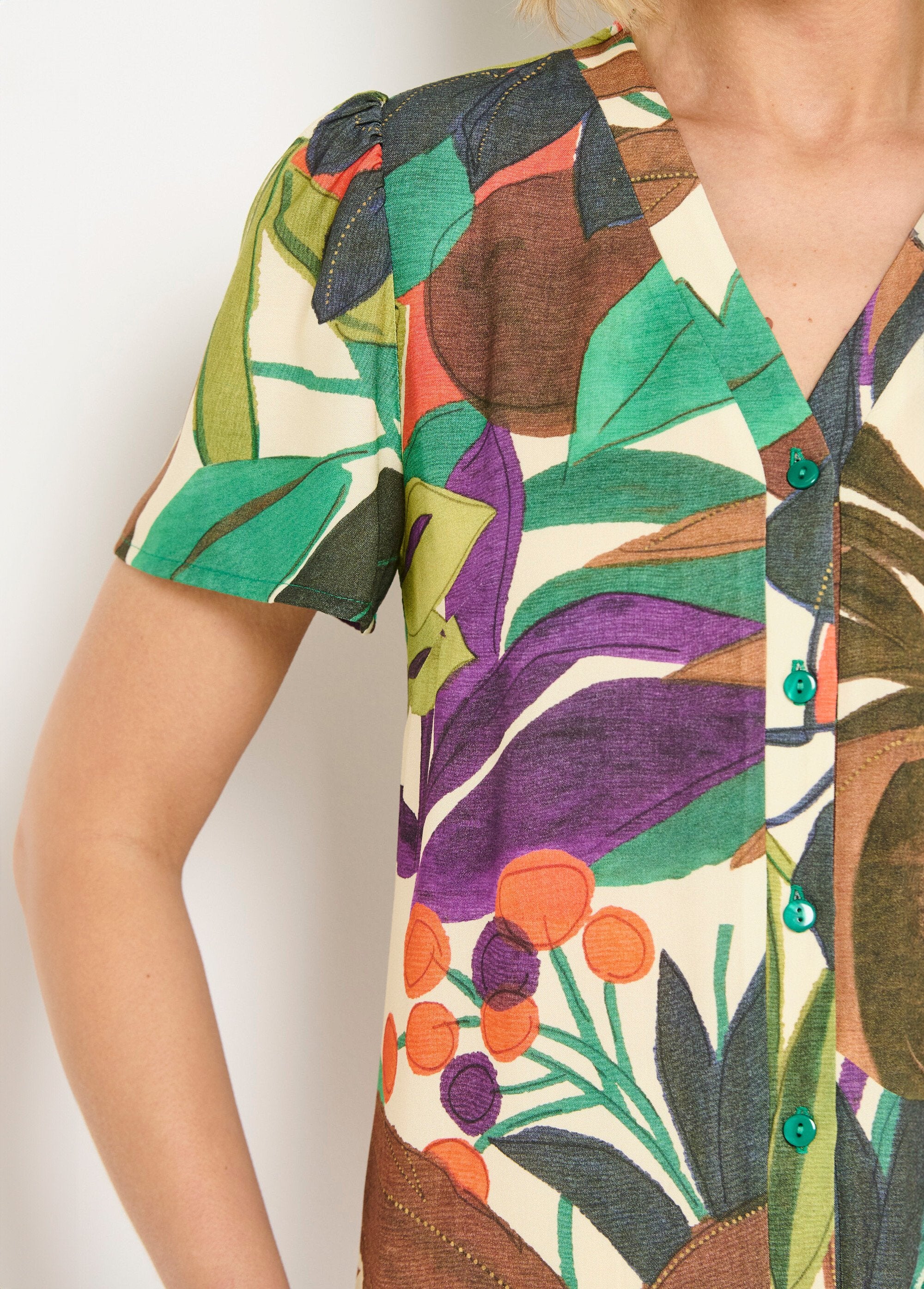 Blusa_de_manga_curta_com_estampa_de_plantas_e_decote_em_V_Multicolore_DE1_slim