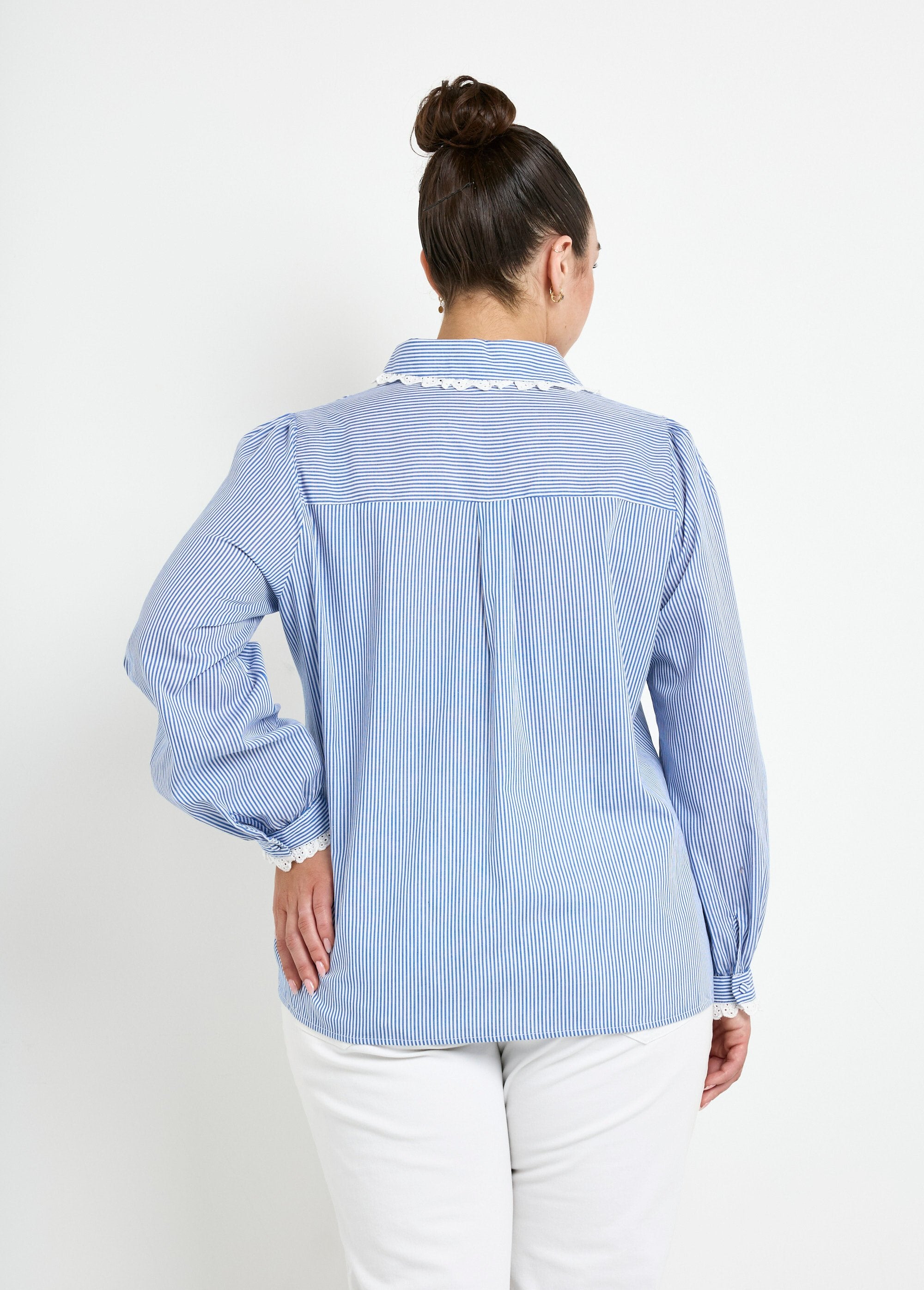 Blusa_com_detalhes_em_renda_e_gola_redonda_Bleu_raye__DO1_curvy