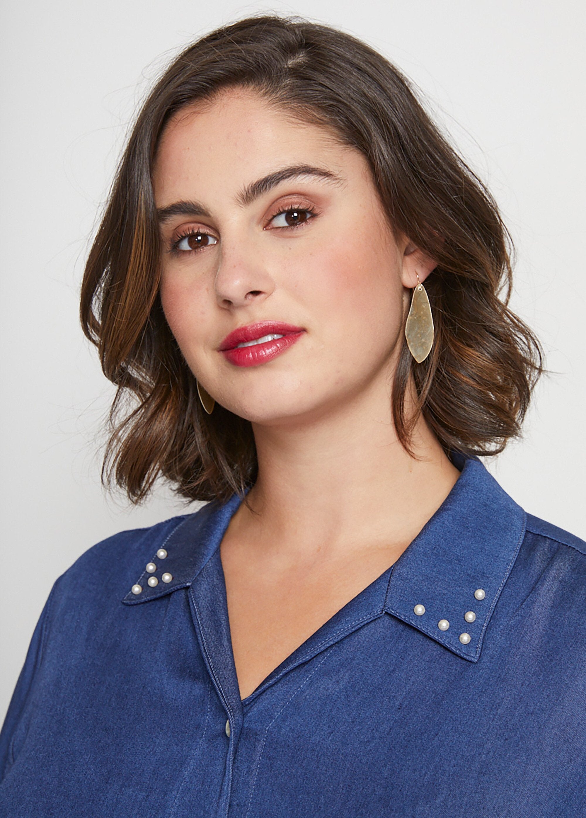 Blusa_em_tecido_fluido_com_gola_joia_Bleu_DE1_curvy