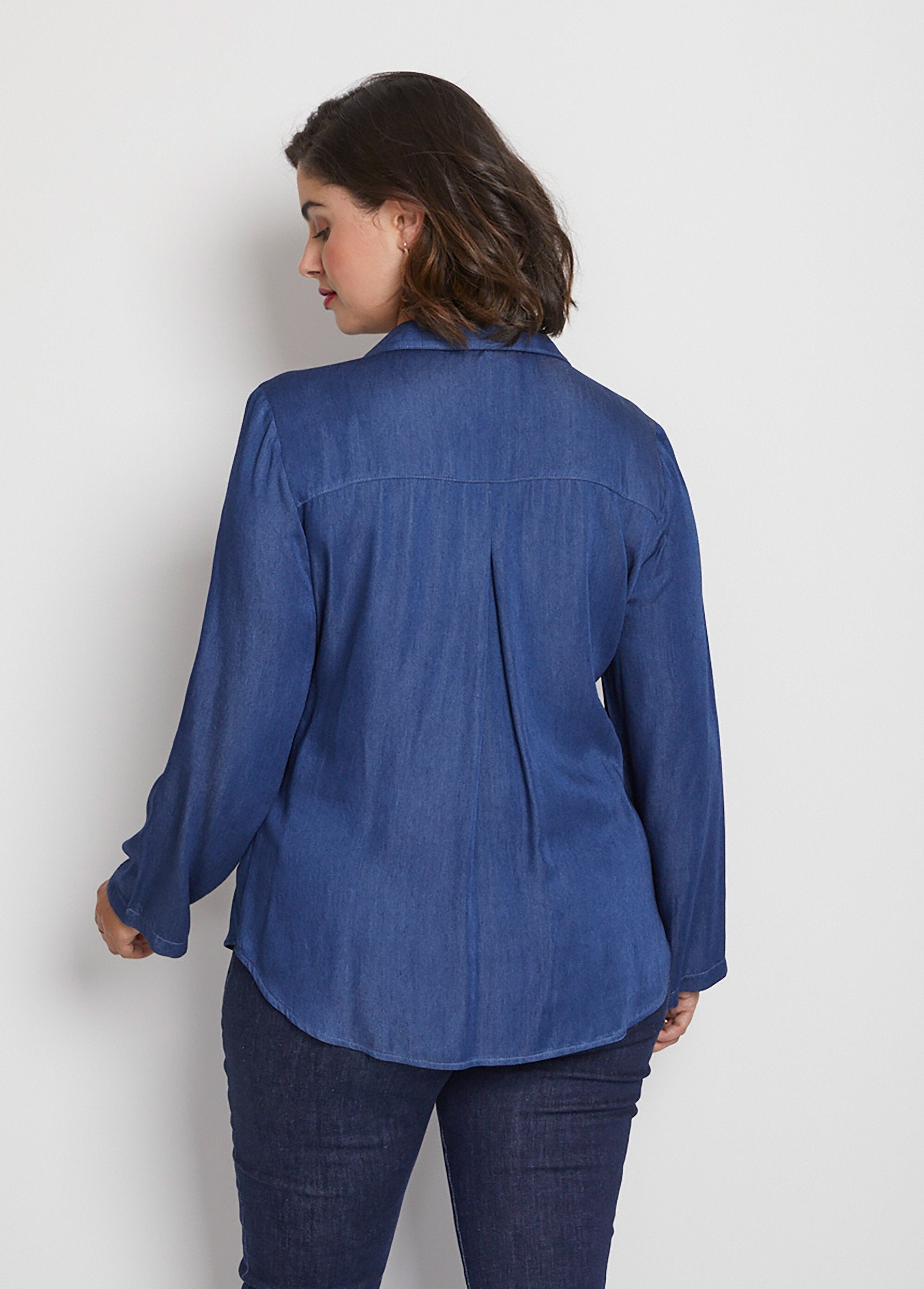 Blusa_em_tecido_fluido_com_gola_joia_Bleu_DO1_curvy