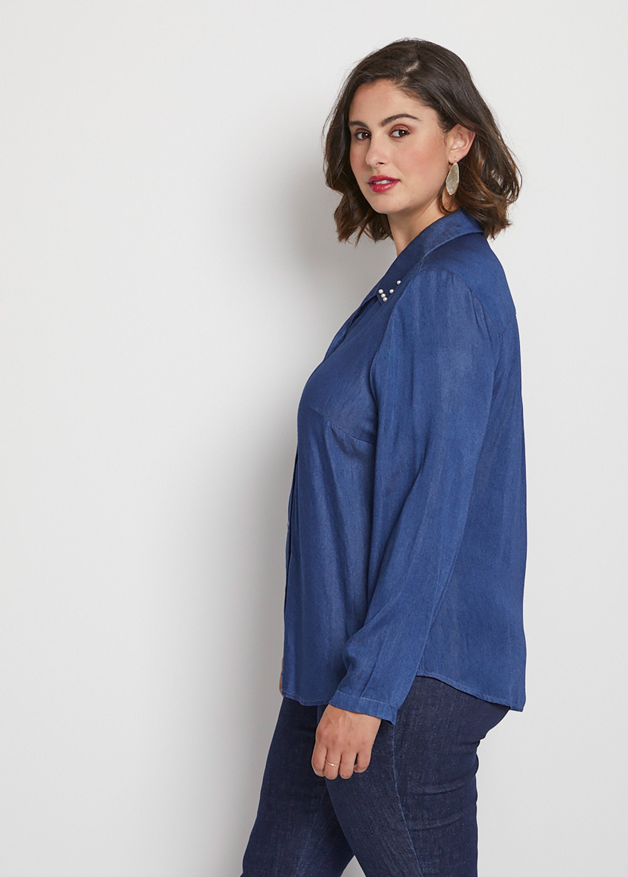 Blusa_em_tecido_fluido_com_gola_joia_Bleu_DR1_curvy