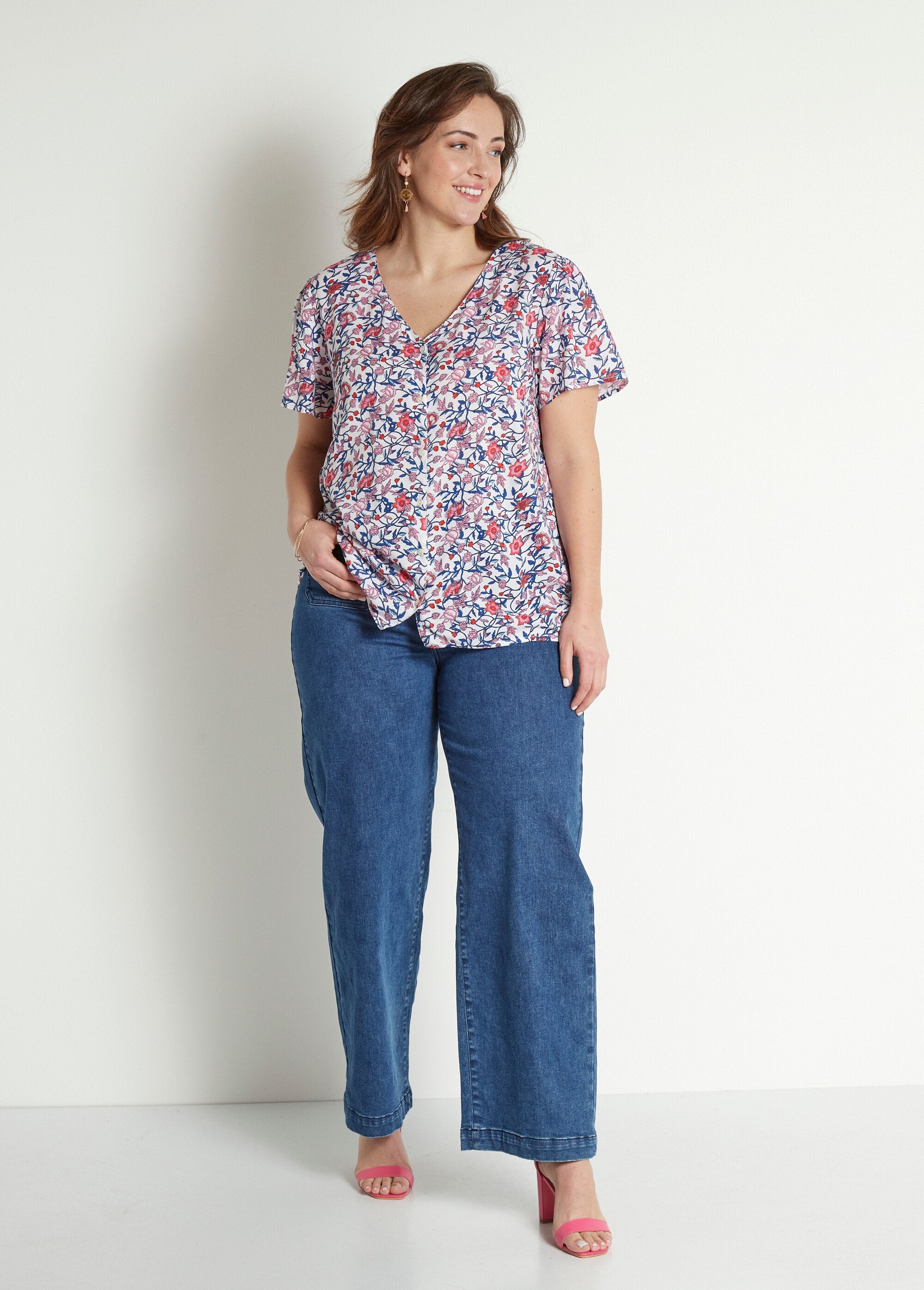 Blusa_floral_de_manga_curta_com_decote_em_V_Bleu_et_rose_SF1_curvy