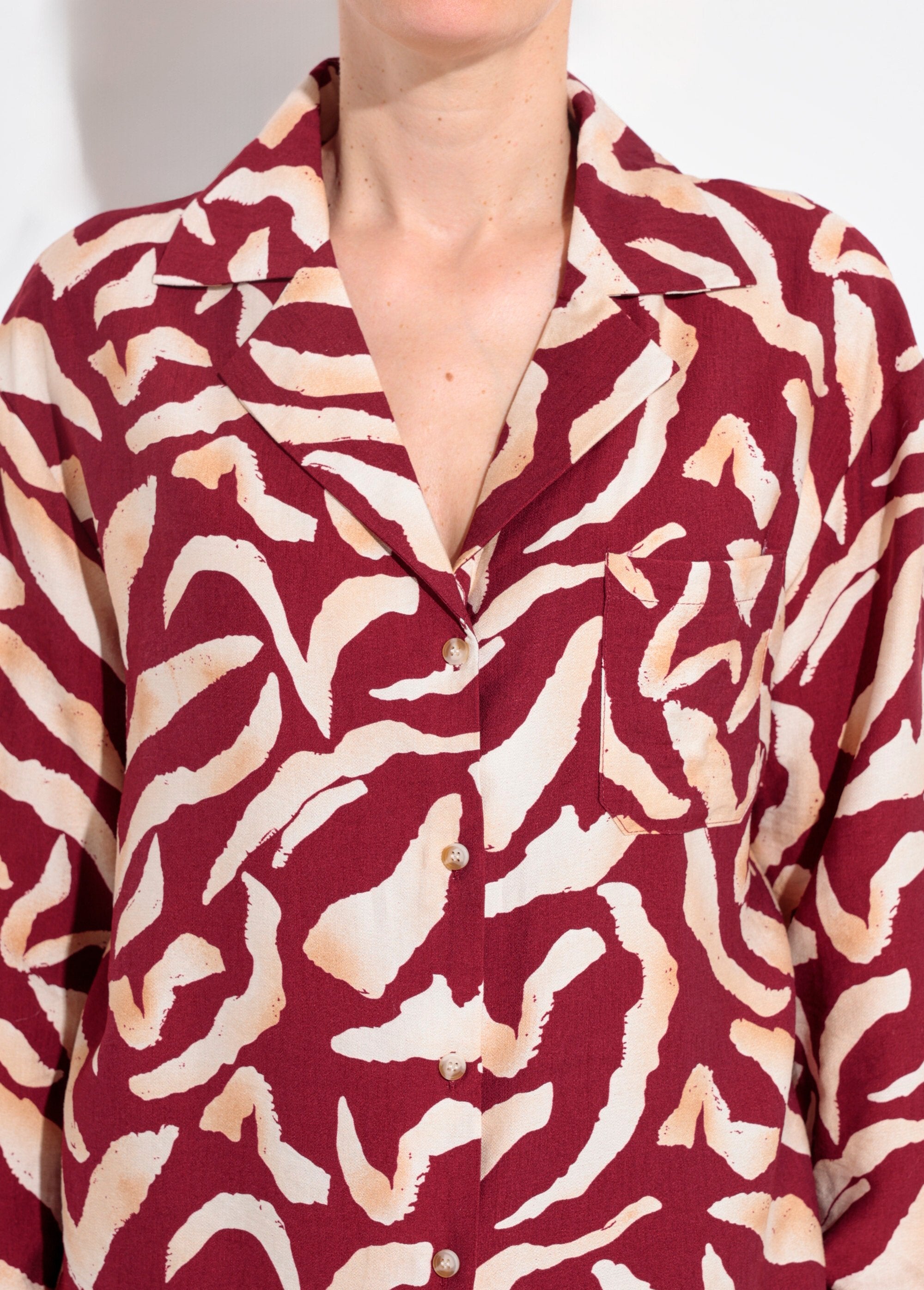 Blusa_com_estampa_gráfica_e_gola_ajustada_Bordeaux_et_ecru_DE1_slim