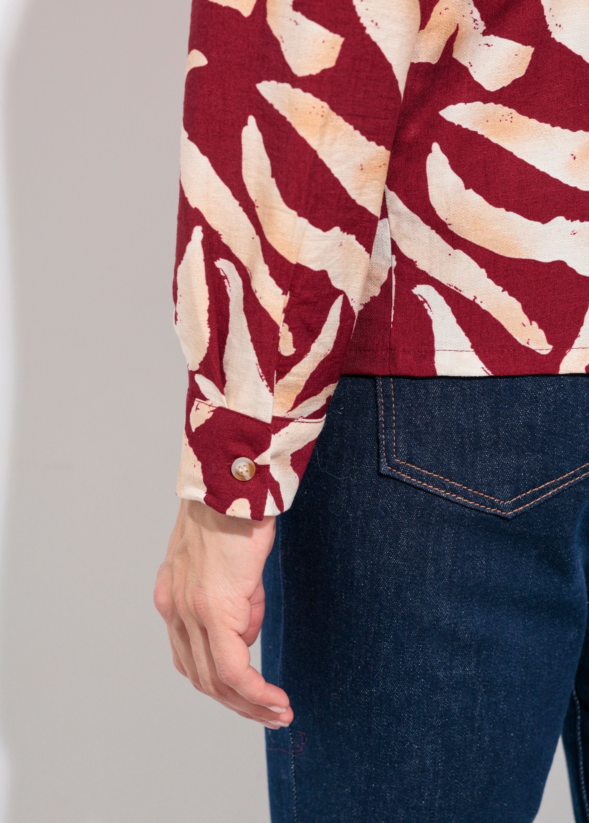 Blusa_com_estampa_gráfica_e_gola_ajustada_Bordeaux_et_ecru_DE2_slim