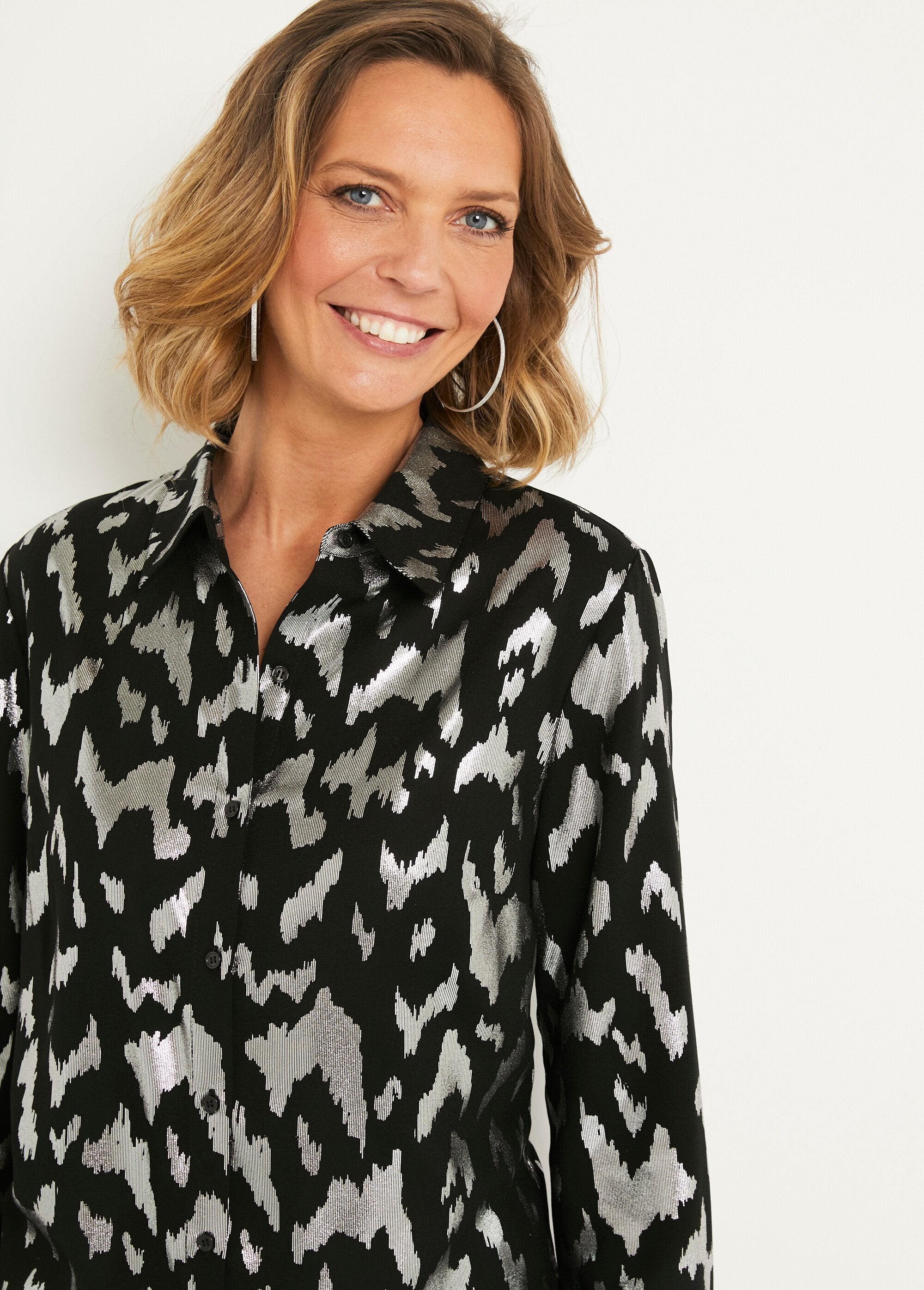 Blusa_longa_abotoada_com_estampa_brilhante_Noir_et_argent_DE1_slim