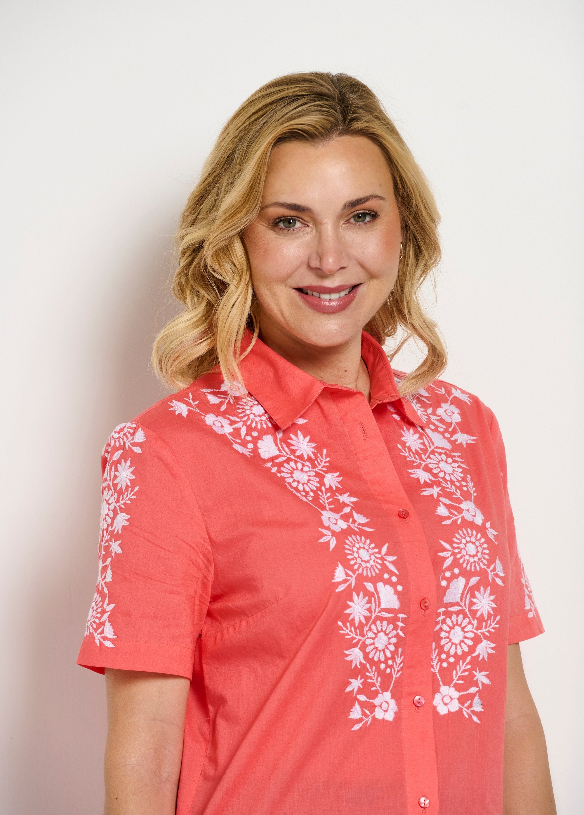 Blusa_longa_de_algodão_bordada_com_mangas_curtas_Corail_et_blanc_DE1_slim