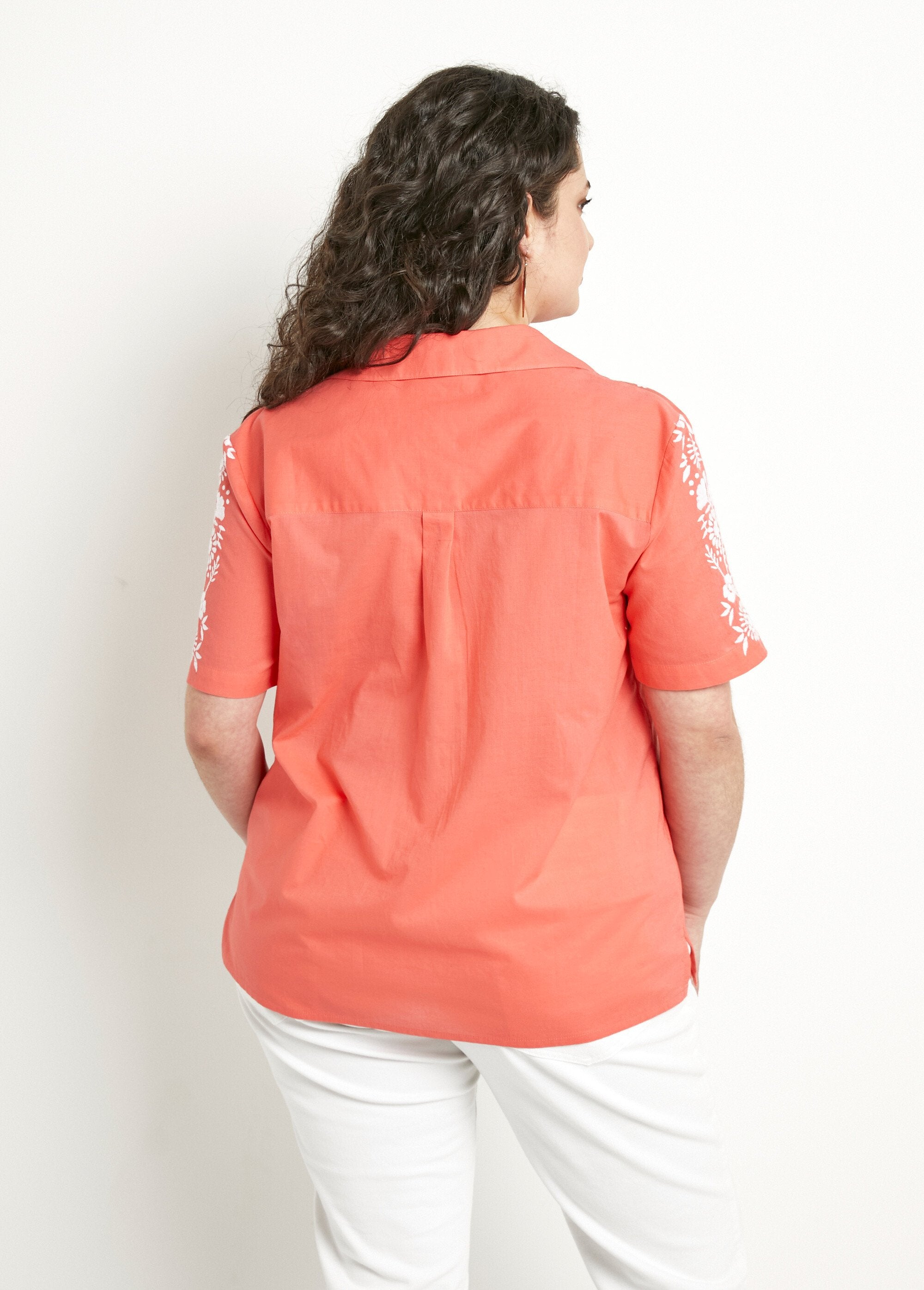 Blusa_longa_de_algodão_bordada_com_mangas_curtas_Corail_et_blanc_DO1_curvy