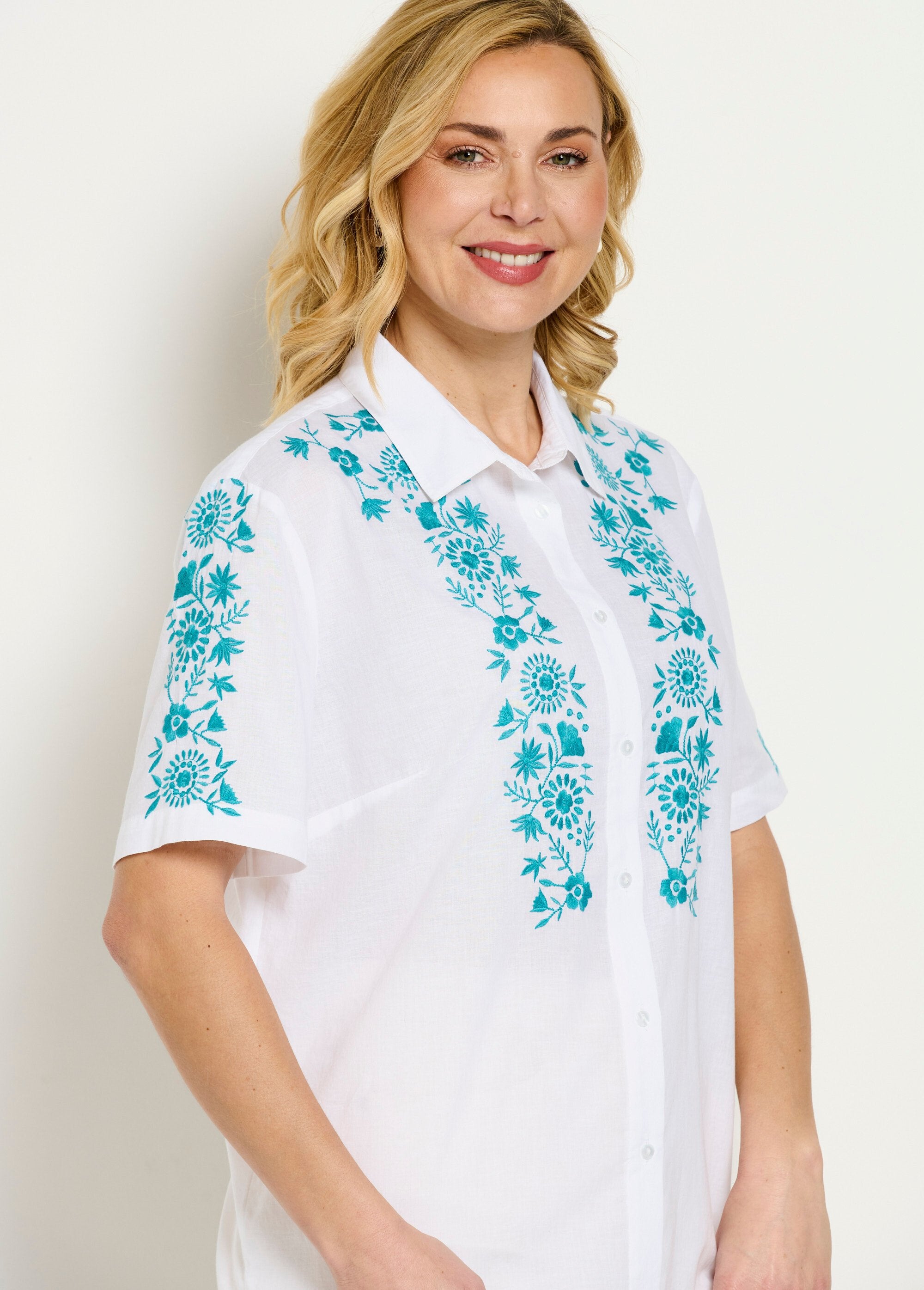 Blusa_longa_de_algodão_bordada_com_mangas_curtas_Bleu_et_blanc_DE1_slim