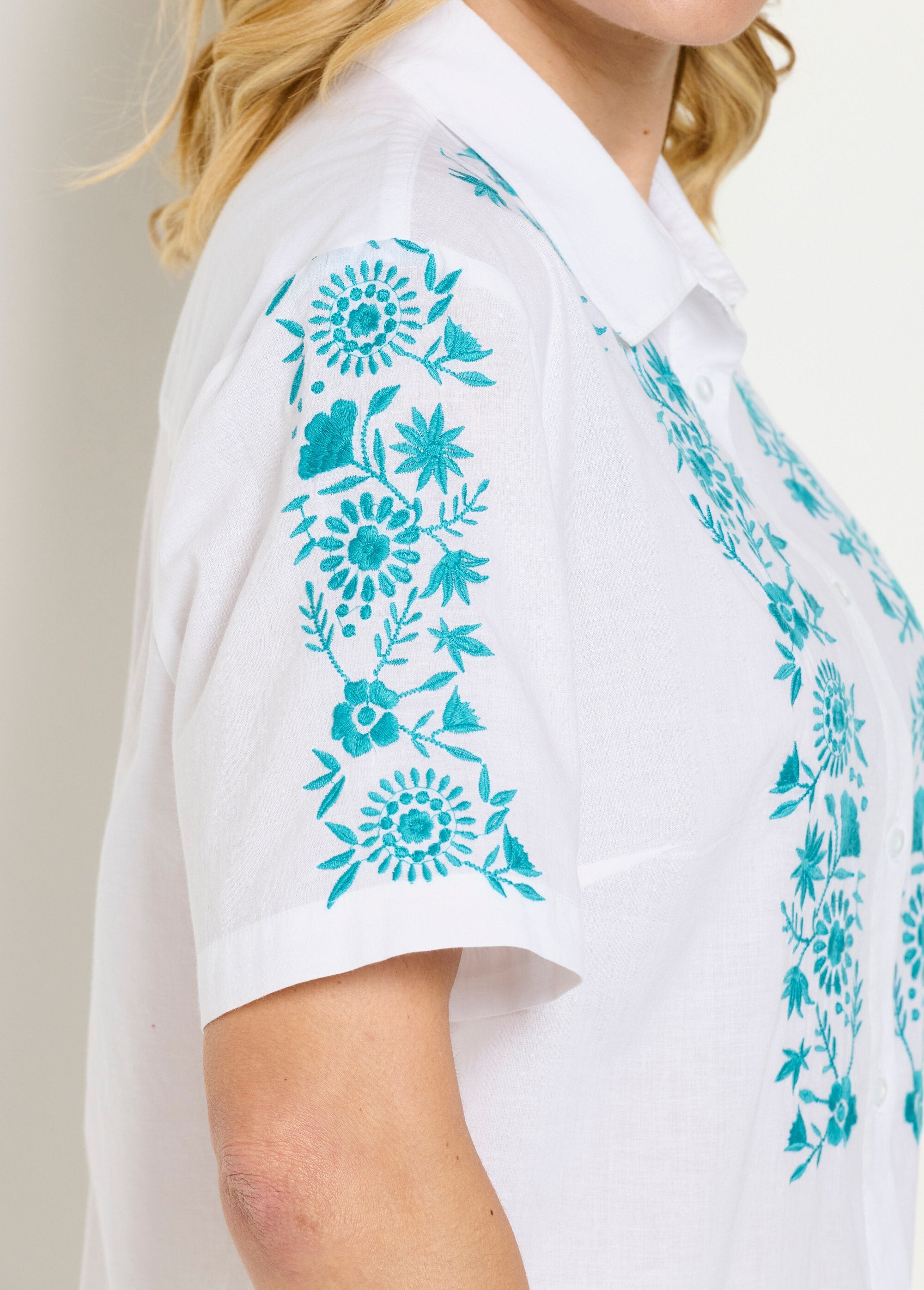 Blusa_longa_de_algodão_bordada_com_mangas_curtas_Bleu_et_blanc_DE2_slim