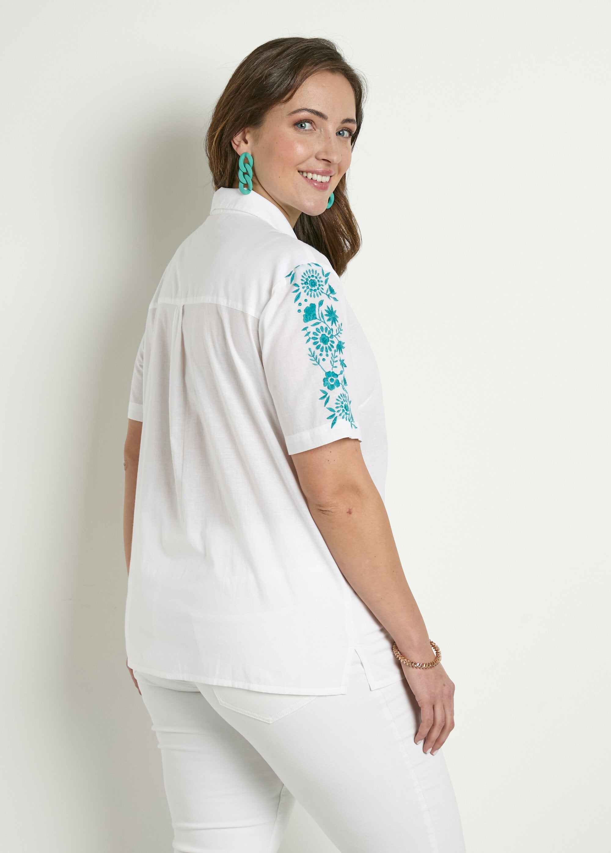 Blusa_longa_de_algodão_bordada_com_mangas_curtas_Bleu_et_blanc_DO1_slim