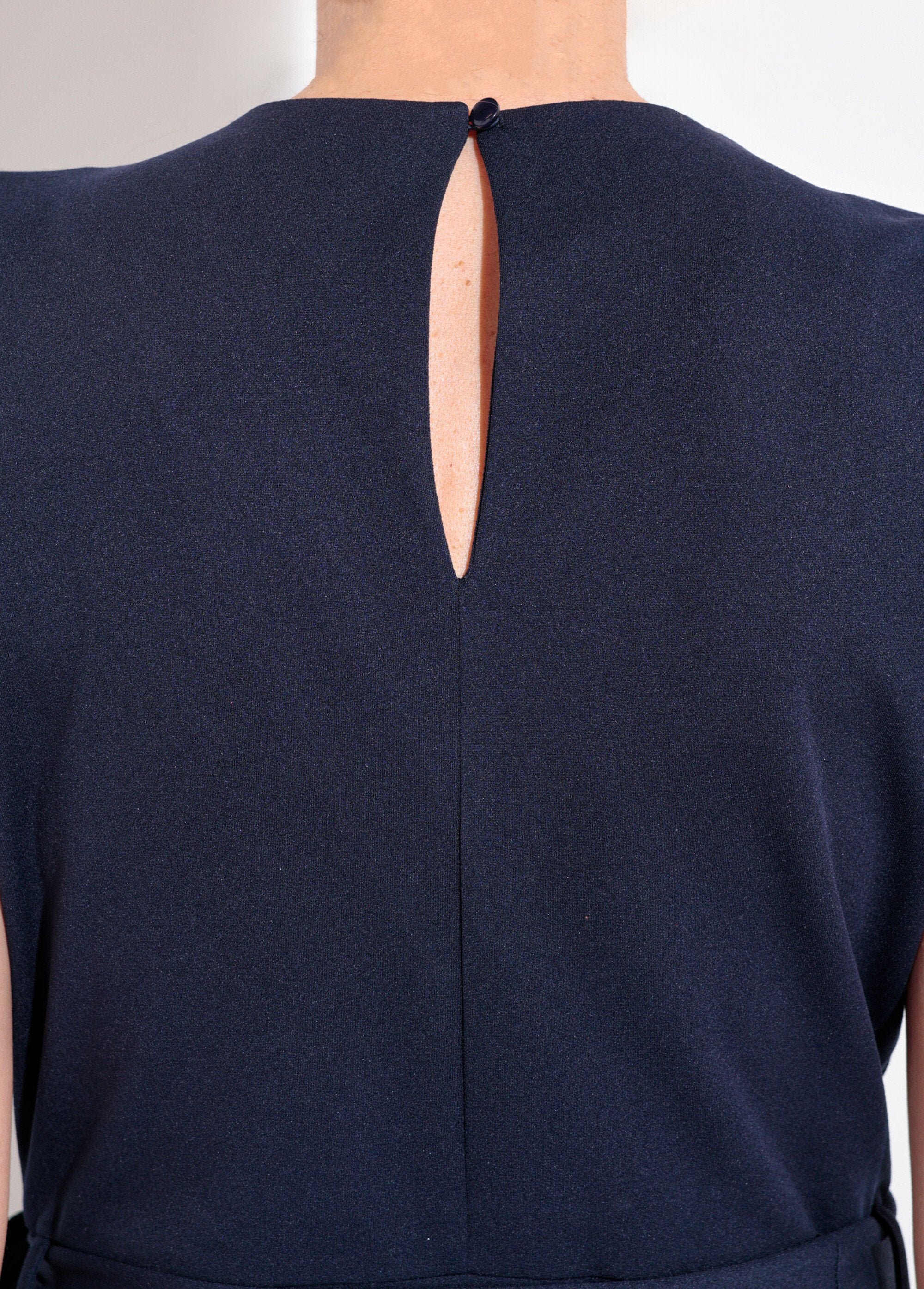 Macacão_com_decote_em_V_e_cinto_com_detalhes_dourados_Marine_DE2_slim