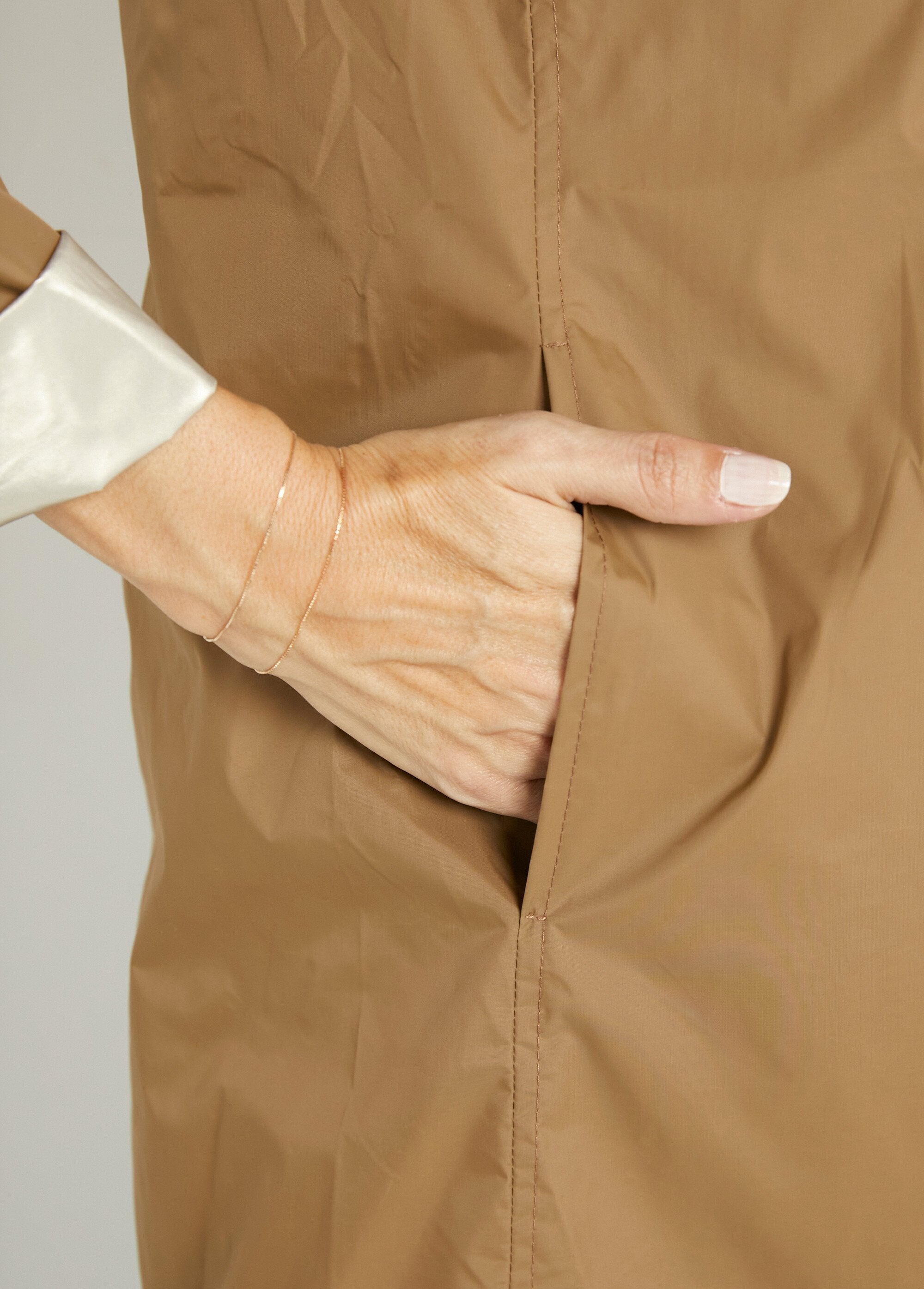 Corta-vento_reversível_repelente_de_água_com_fecho_de_correr_Camel_DE2_slim