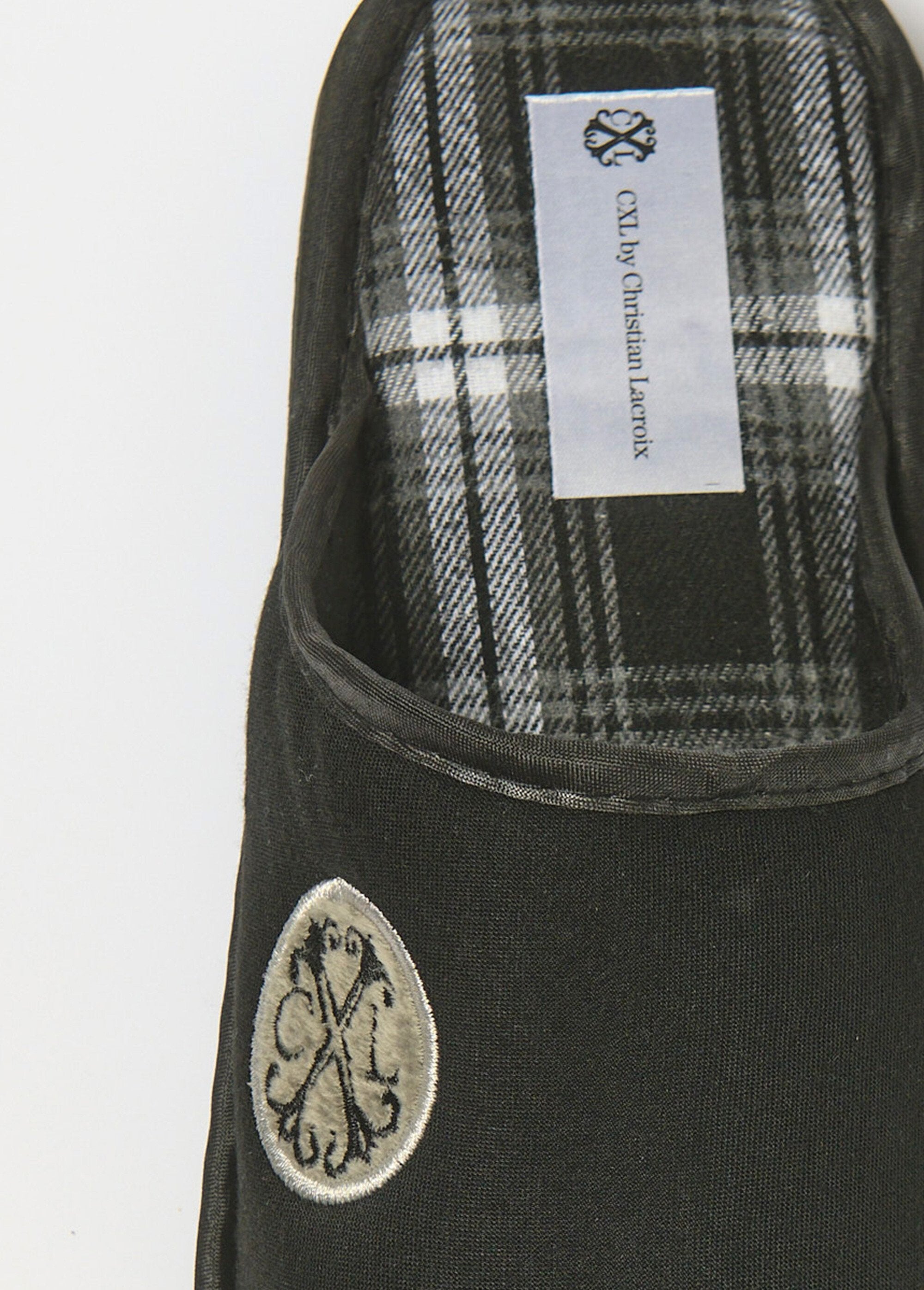 Chinelos_mule_com_logotipo_chique_Noir_OV1_slim