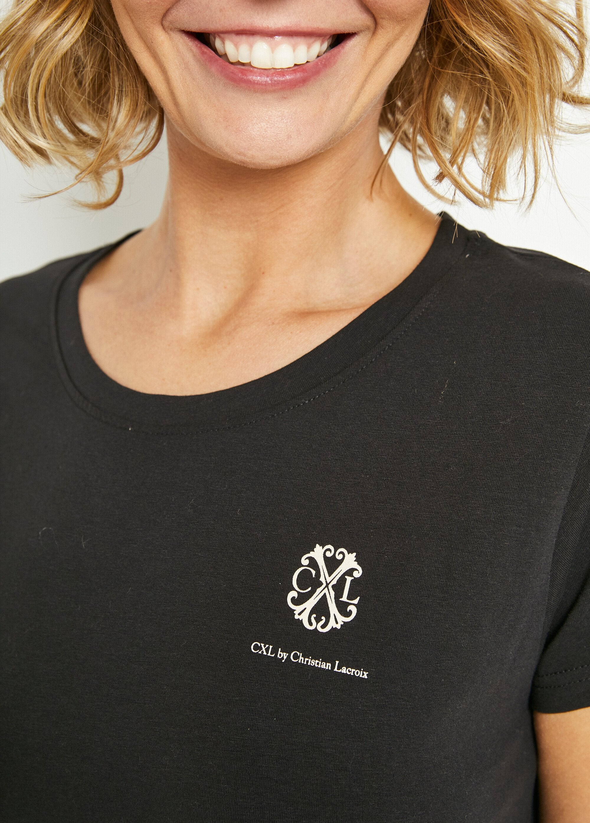 Camisola_de_manga_curta_e_renda_Noir_DE2_slim