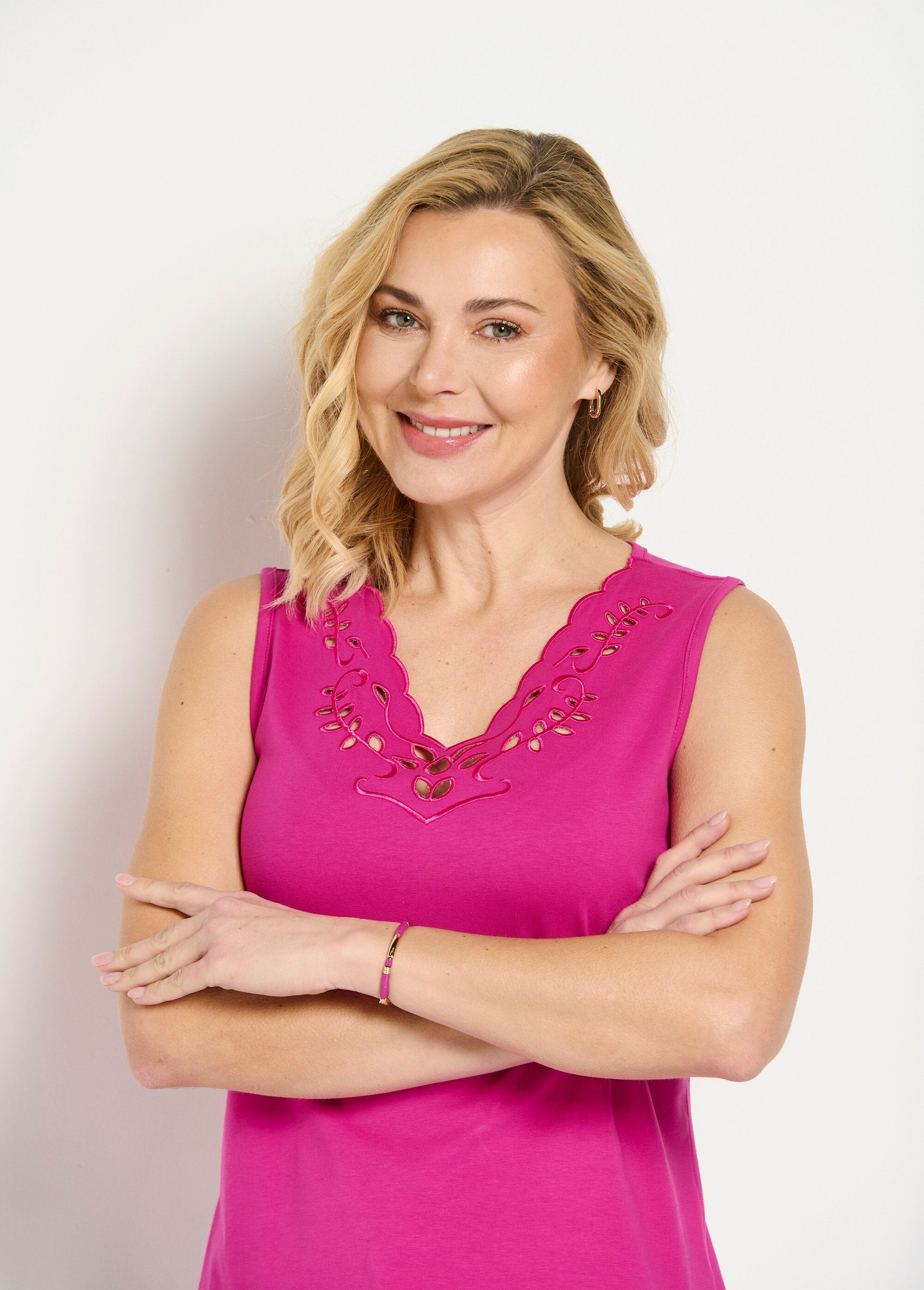 Top_sem_mangas_com_decote_em_V_bordado_e_vazado_Fuchsia_DE1_slim