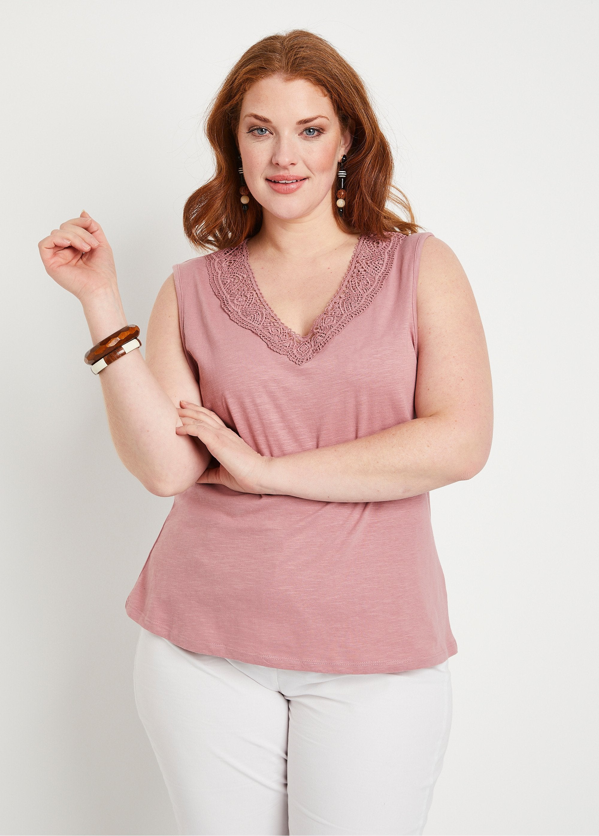 T-shirt_de_algodão_e_macramé_ROSA_FA1_curvy