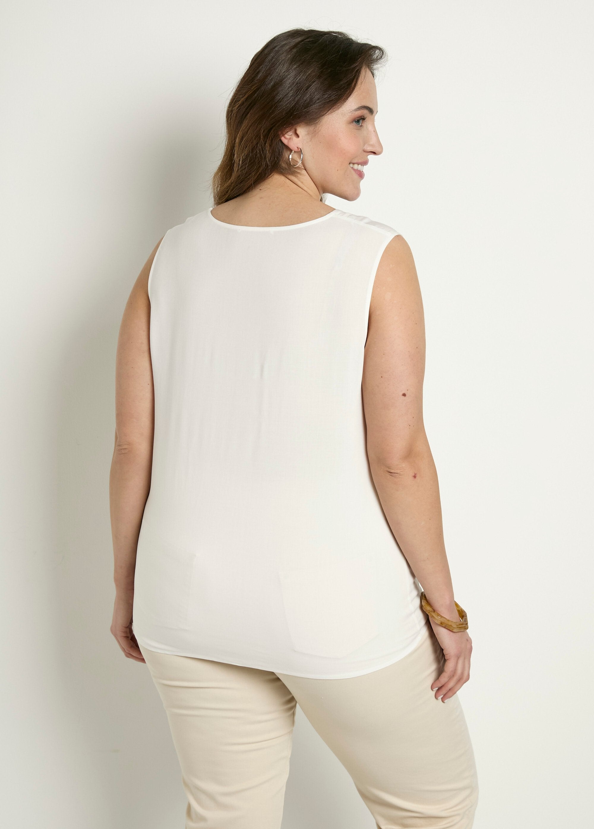 Regata_longa_de_gola_redonda,_lisa_ou_estampada_Ecru_DO1_curvy
