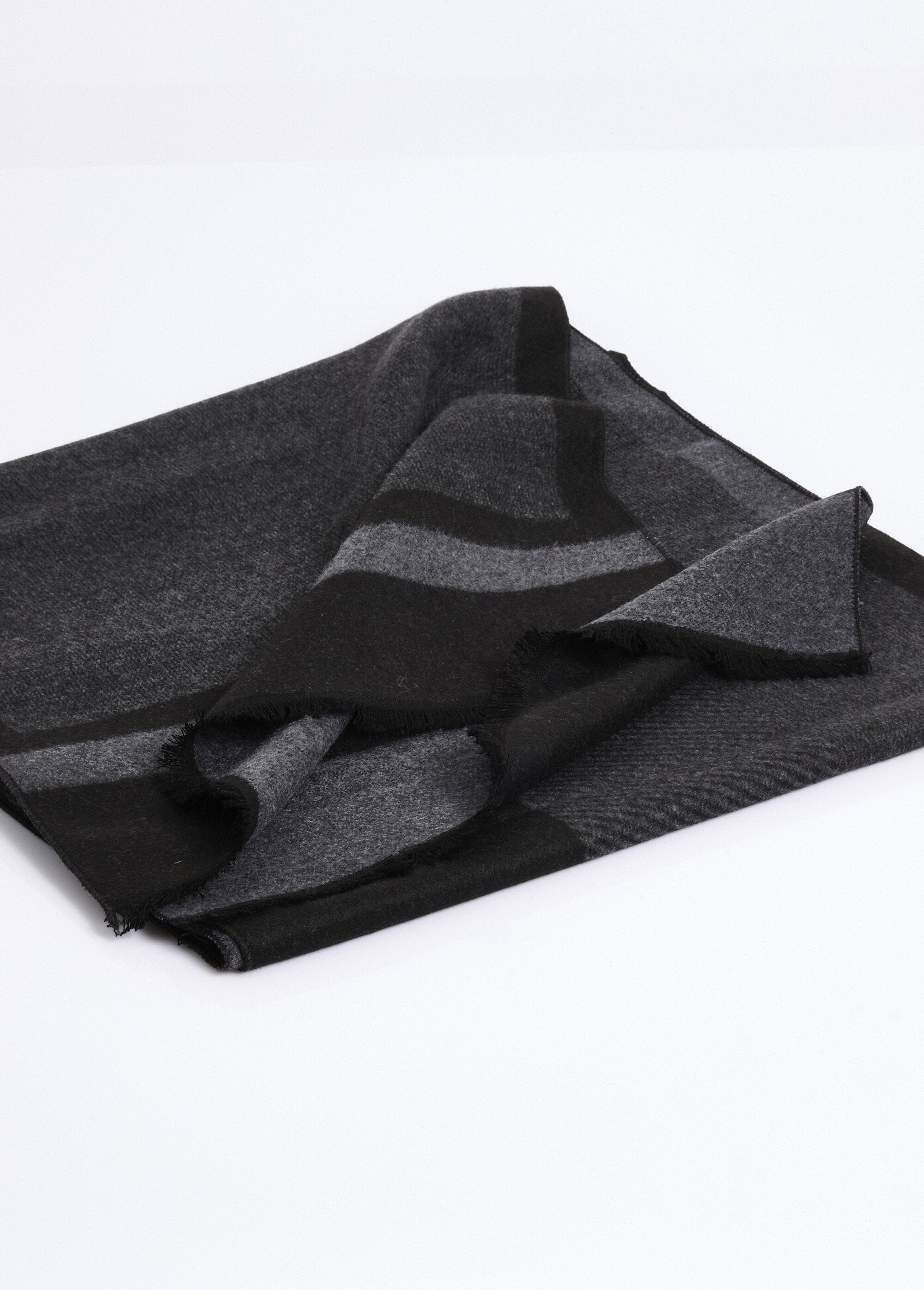 Cachecol_com_padrão_bicolor_e_pequenas_franjas_Noir_DE1_slim