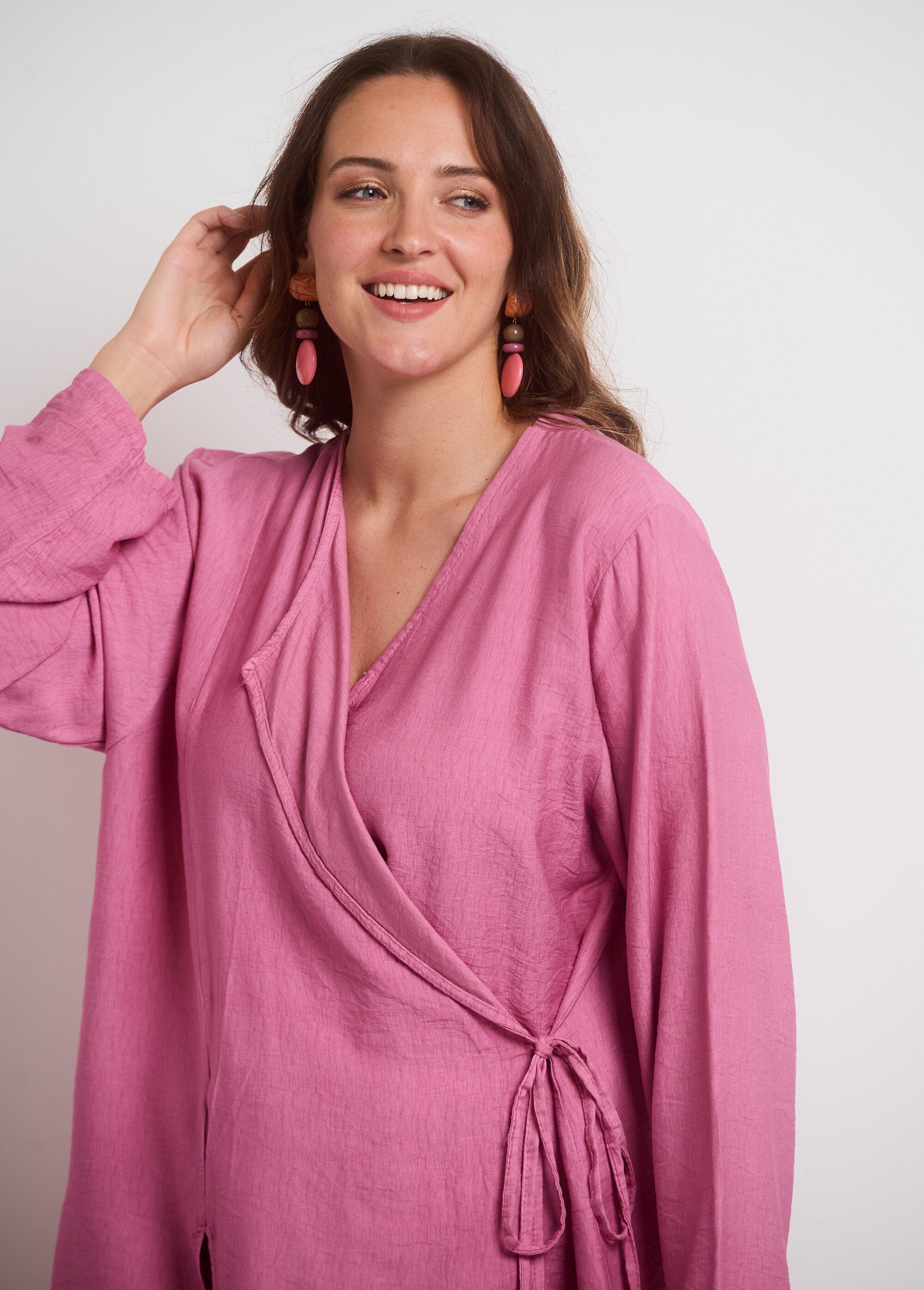 Conjunto_de_blusa_envelope_e_calça_larga_Pivoine_DE1_curvy