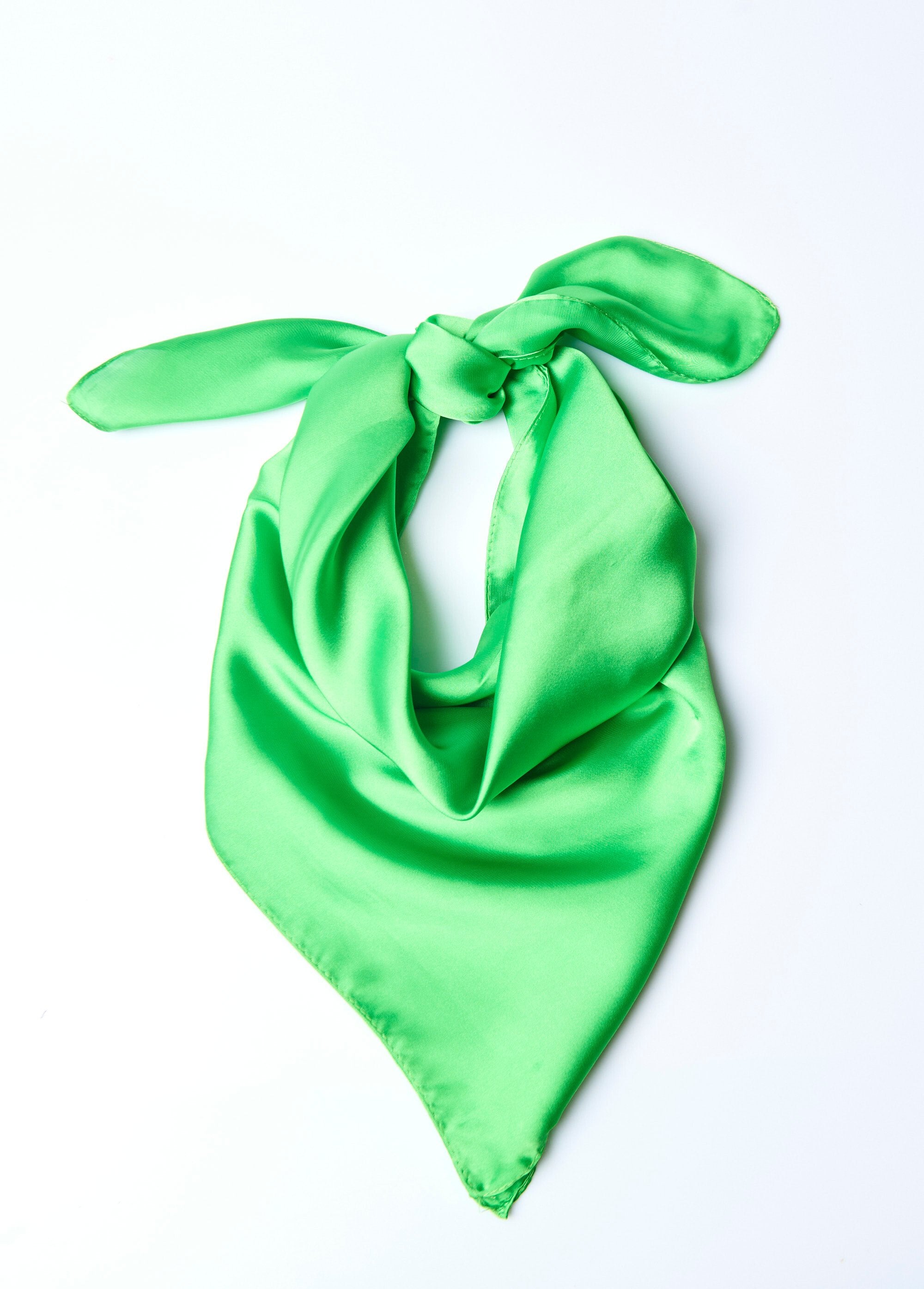 Cachecol_quadrado_liso_com_aspecto_acetinado_Vert_vif_FA1_slim