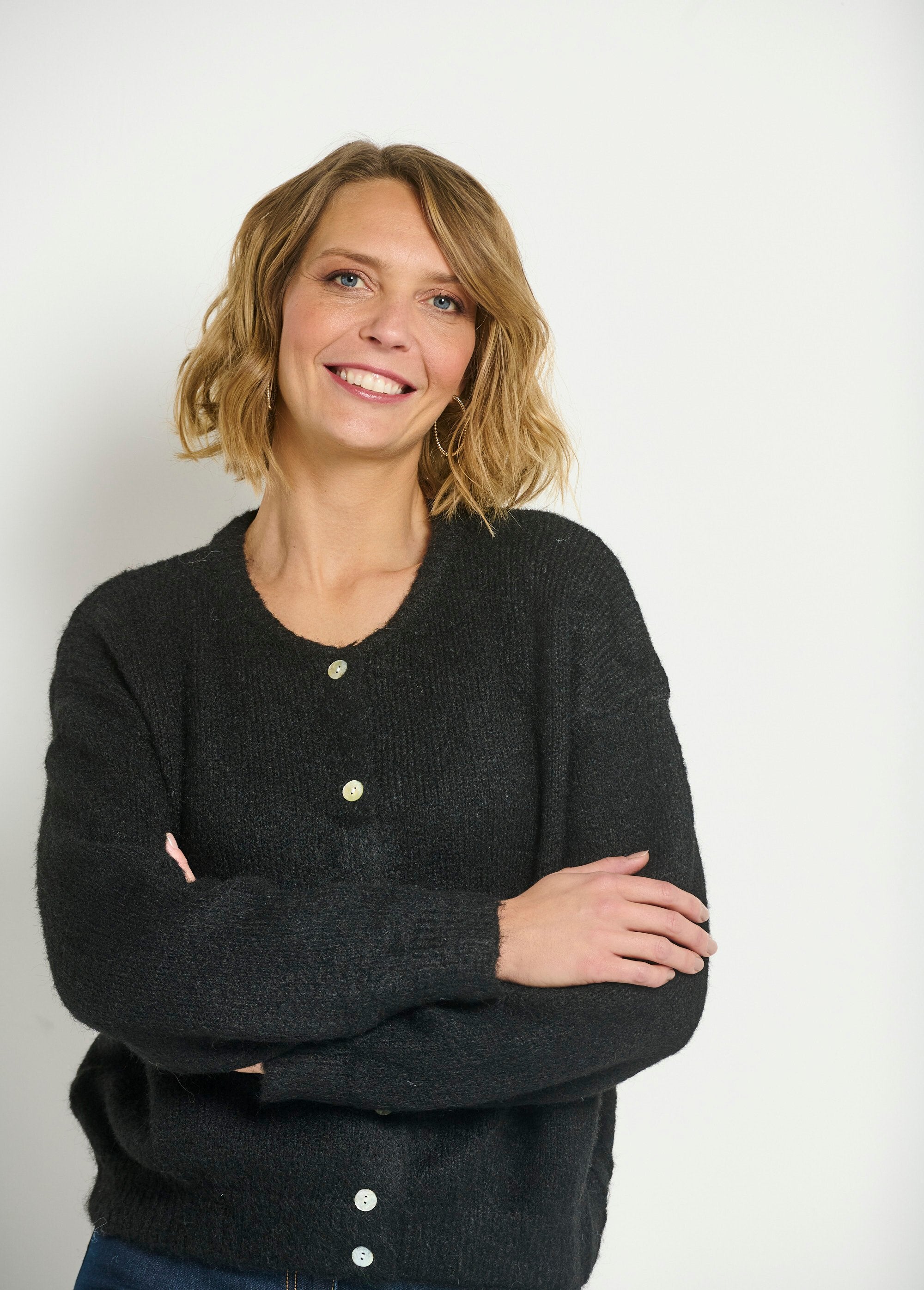 Colete_quente_de_gola_redonda_com_botões_e_lã_Noir_DE1_slim