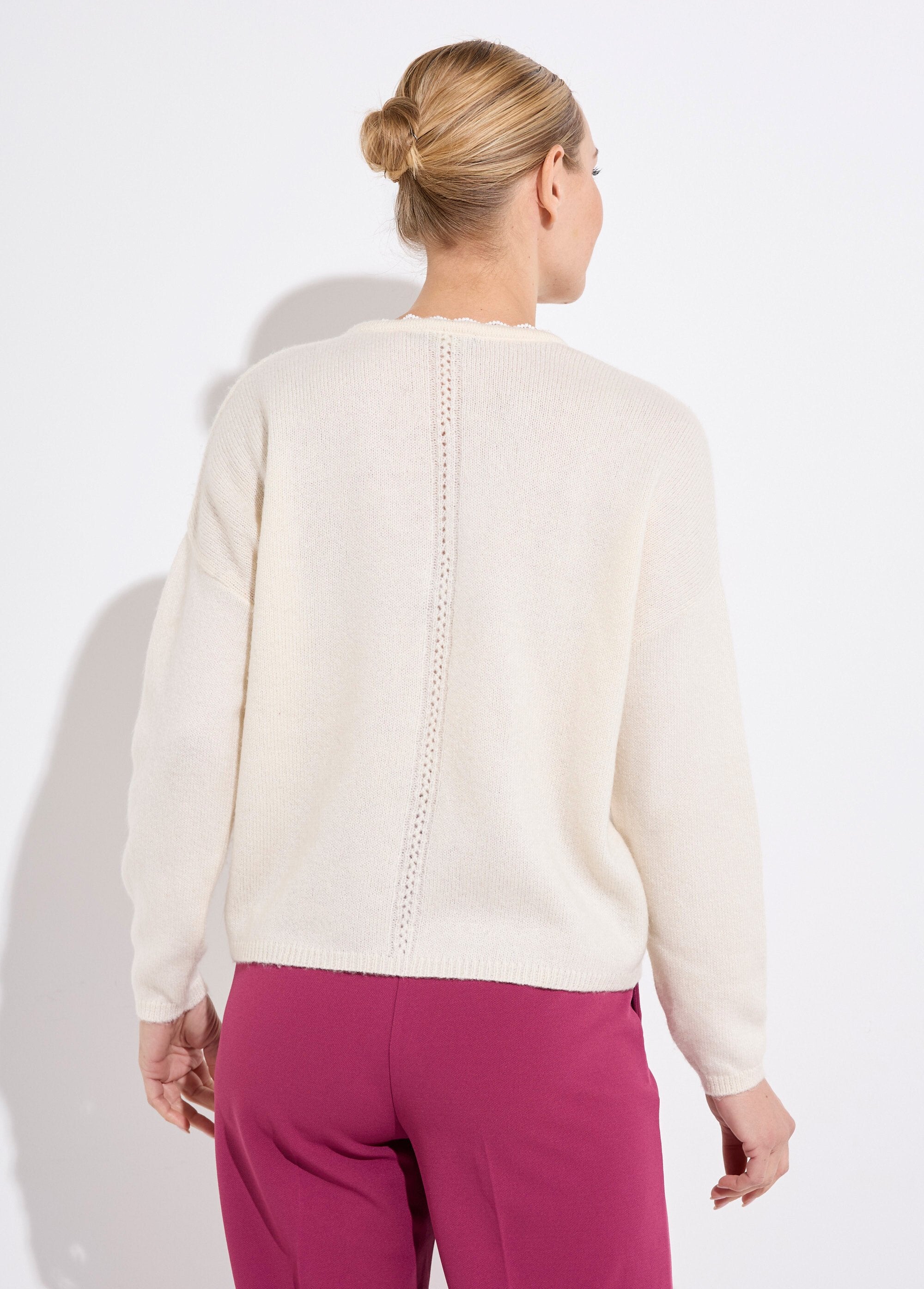 Casaco_com_botões_com_decote_em_V_em_jersey,_bordado_e_macramé_Ecru_DO1_slim