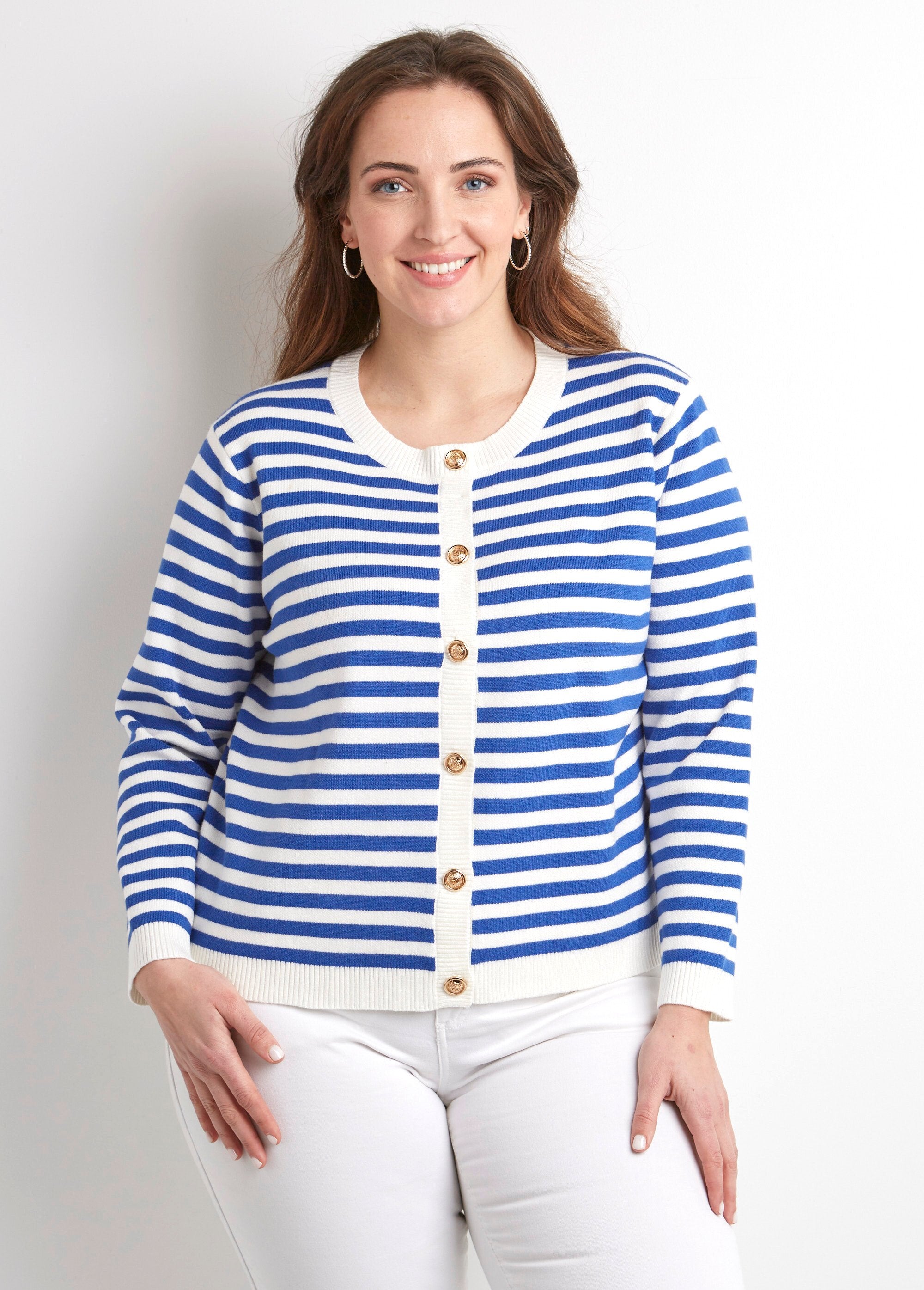 Colete_cardigan_curto_listrado_com_gola_redonda_e_botões_Raye_bleu_FA1_curvy