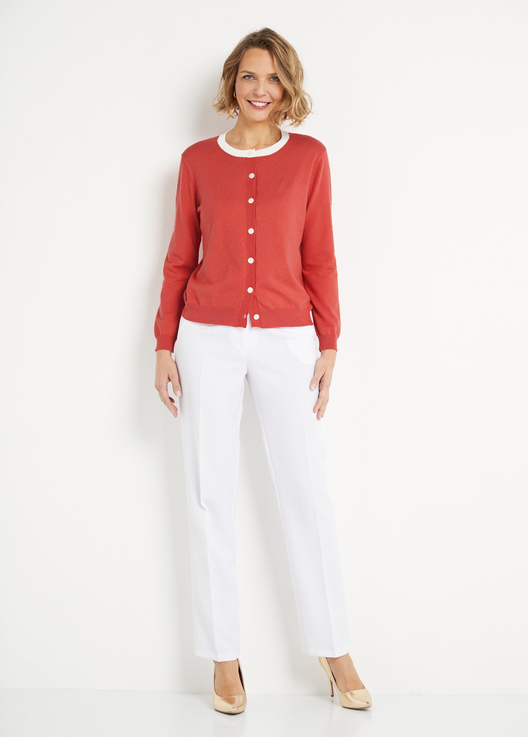 Colete_cardigan_macio_com_gola_redonda_e_botões_Coquelicot_SF1_slim