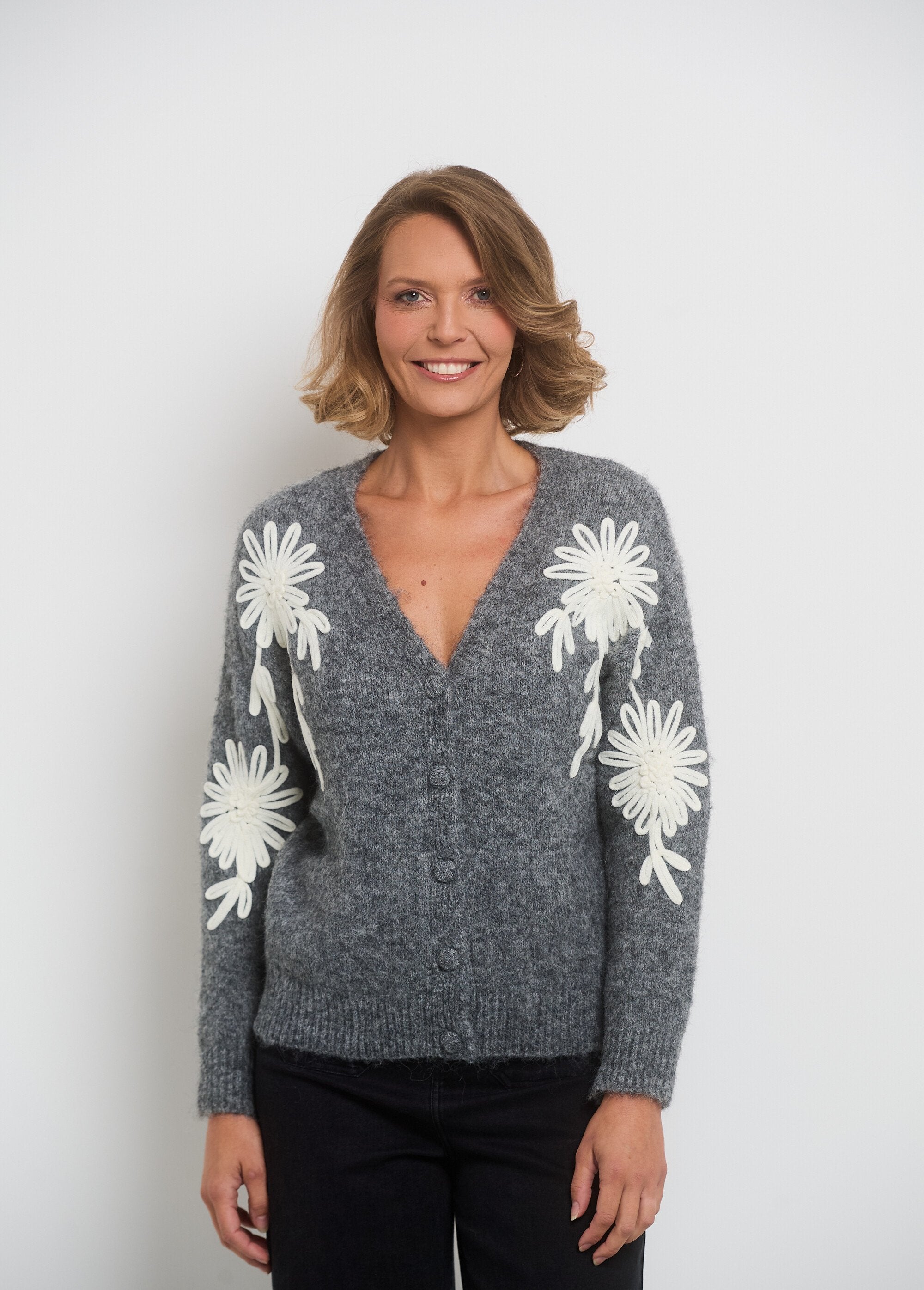 Colete_quente_com_decote_em_V_e_aplicações_florais_Gris_FA1_slim