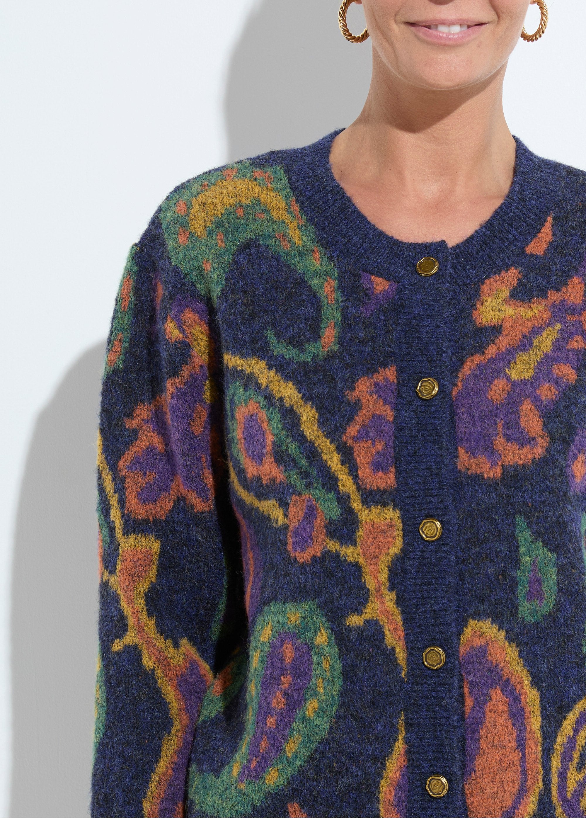 Cardigan_curto_quente_de_jacquard_com_botões_e_lã_Fond_marine_DE1_slim