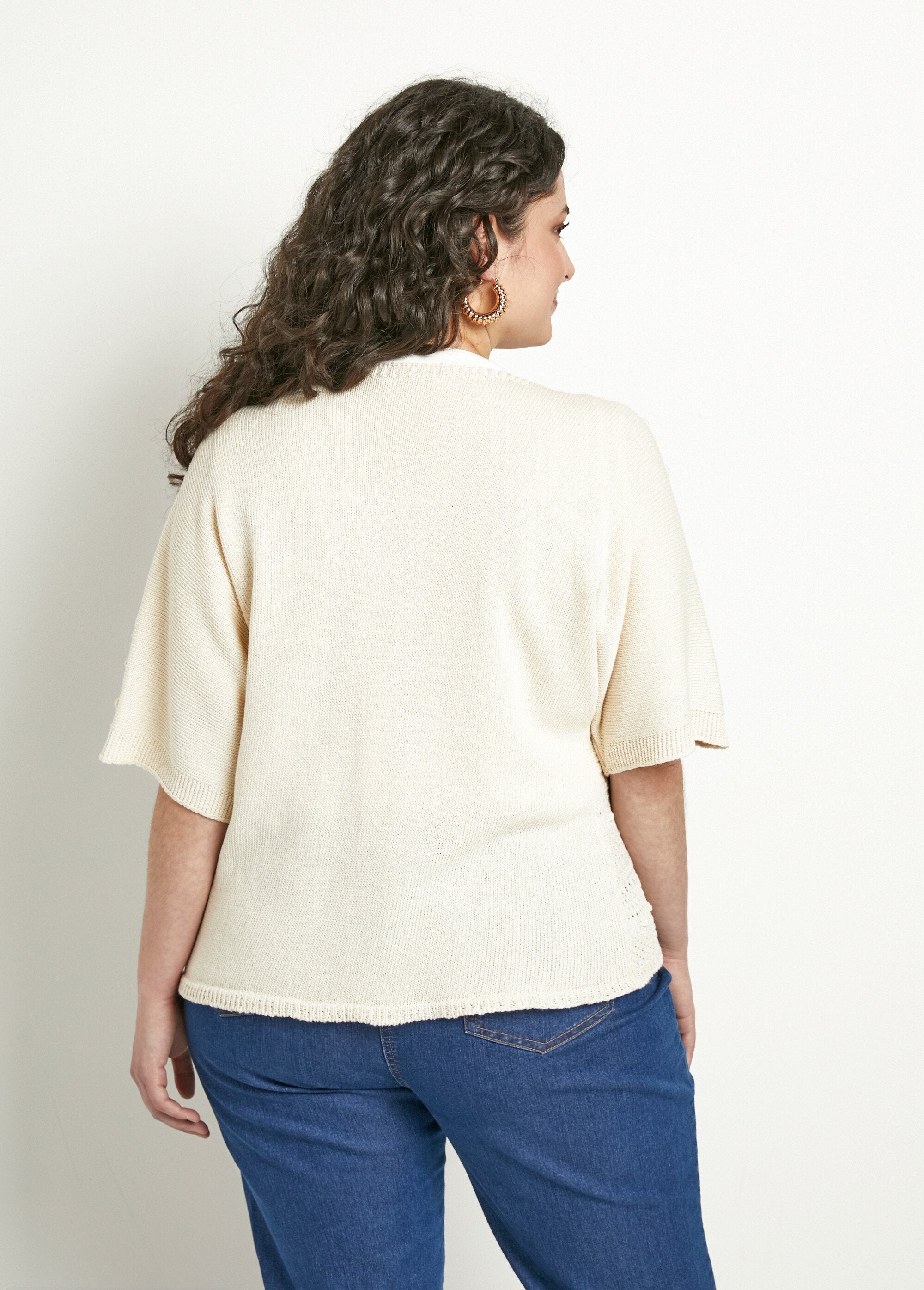 Colete_curto_vazado_com_decote_em_V_e_amarração,_mangas_curtas_Ficelle_DO1_curvy