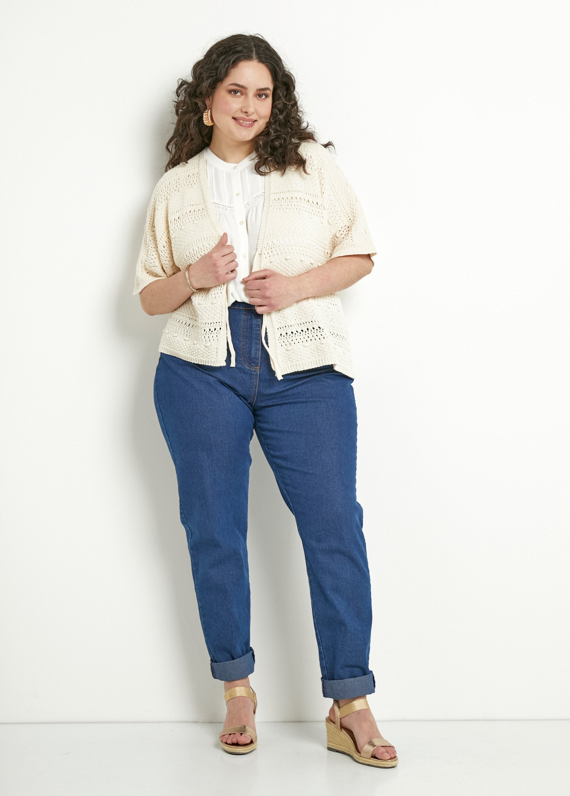 Colete_curto_vazado_com_decote_em_V_e_amarração,_mangas_curtas_Ficelle_SF1_curvy