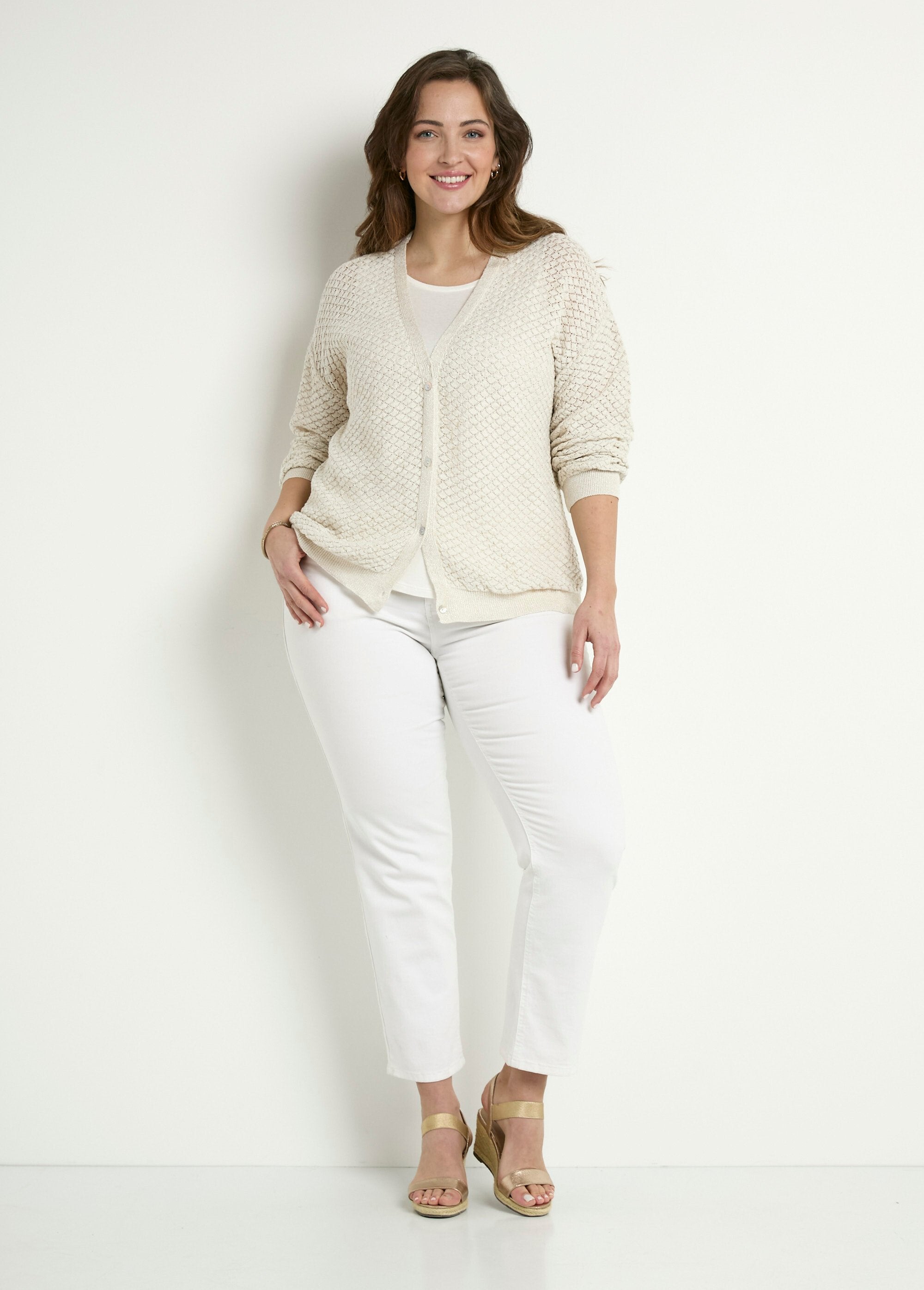 Colete_curto_abotoado_com_decote_em_V_e_mangas_compridas_Beige_dore_SF1_curvy