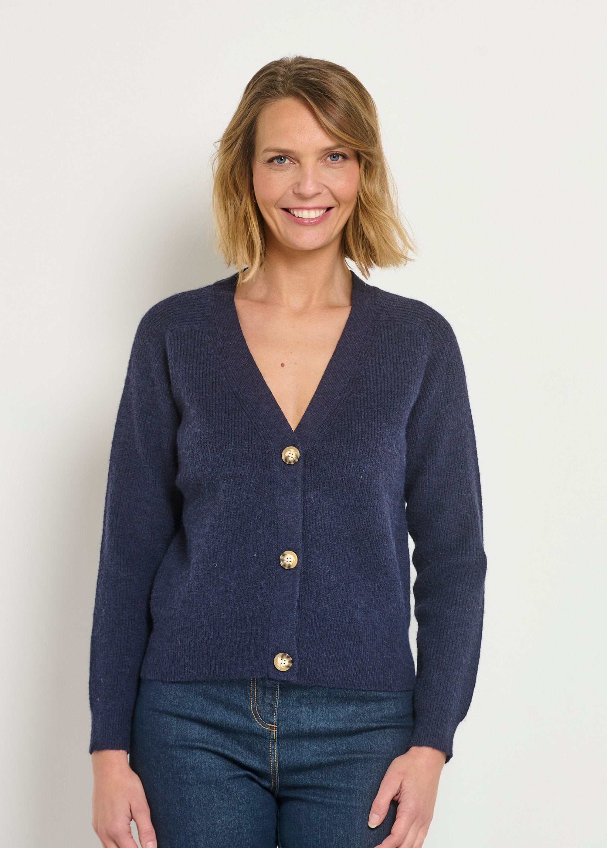 Cardigan_curto_com_decote_em_V_e_botões_contrastantes_Marine_FA1_slim