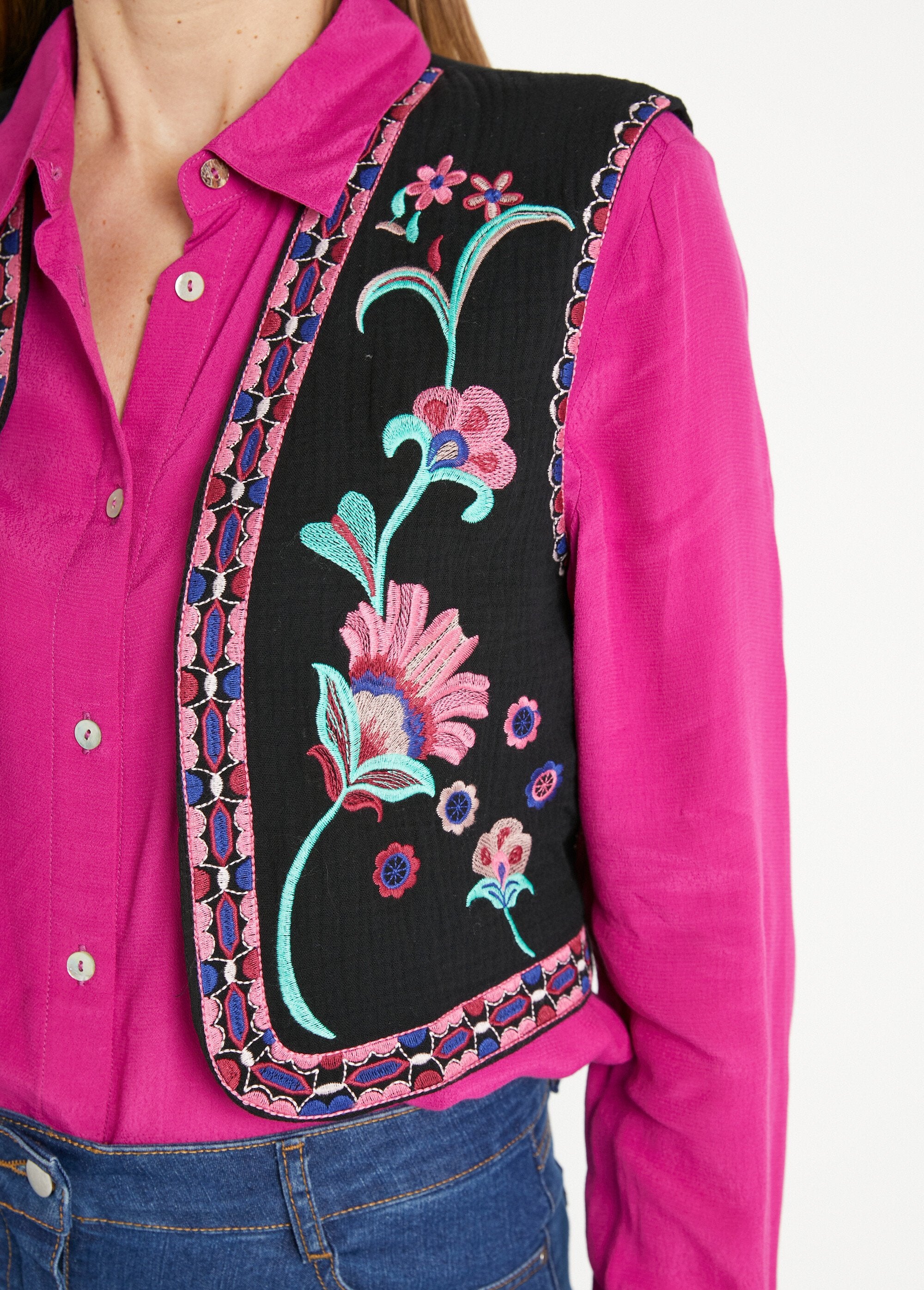 Colete_sem_mangas_com_bordado_floral_Noir__DE2_slim