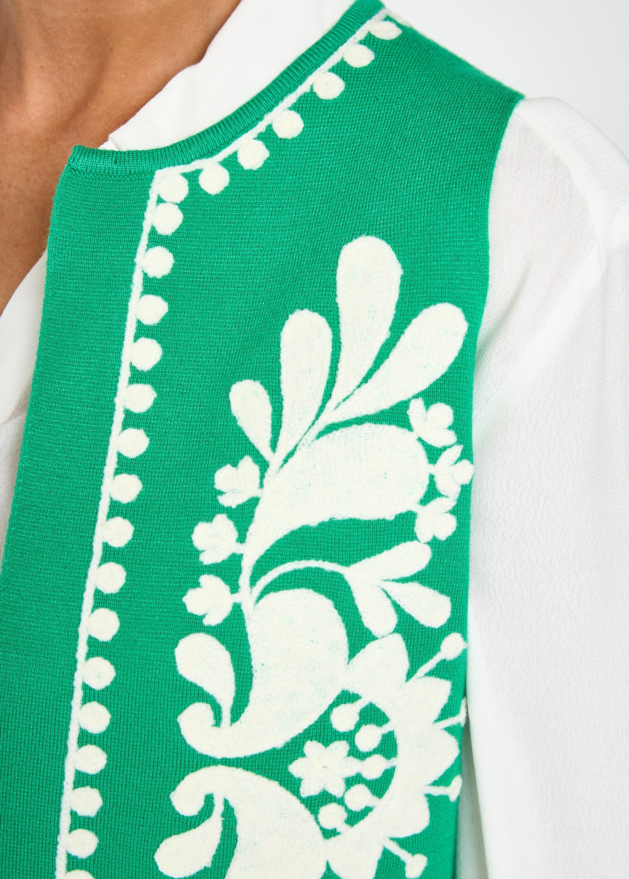 Colete_sem_mangas_em_malha_e_bordado_Vert_DE2_slim