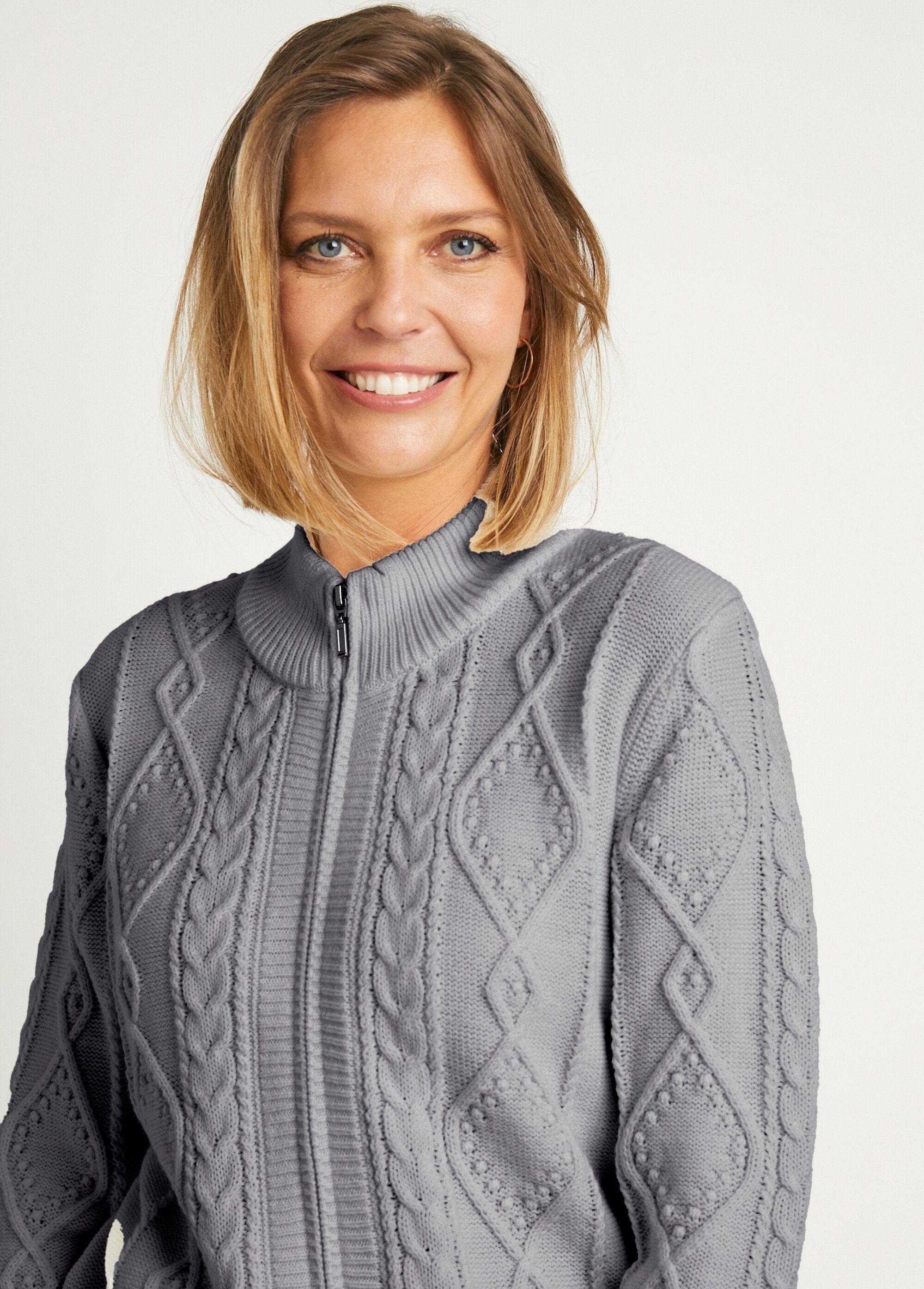 Casaco_quente_com_fecho_de_correr_e_gola_alta_Cinza_DE1_slim