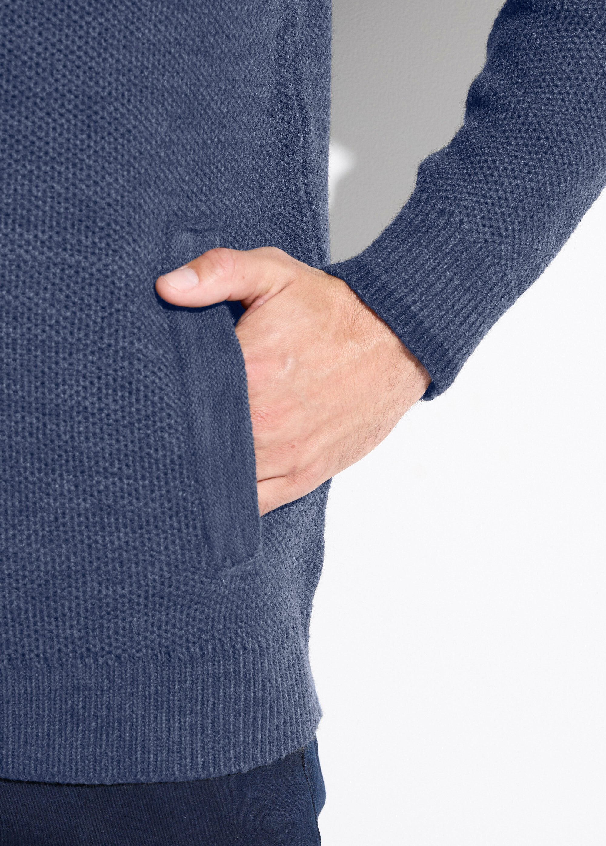 Casaco_de_malha_com_fecho_e_gola_subida_em_lã_de_malha_mosqueada_Bleu_DE2_slim