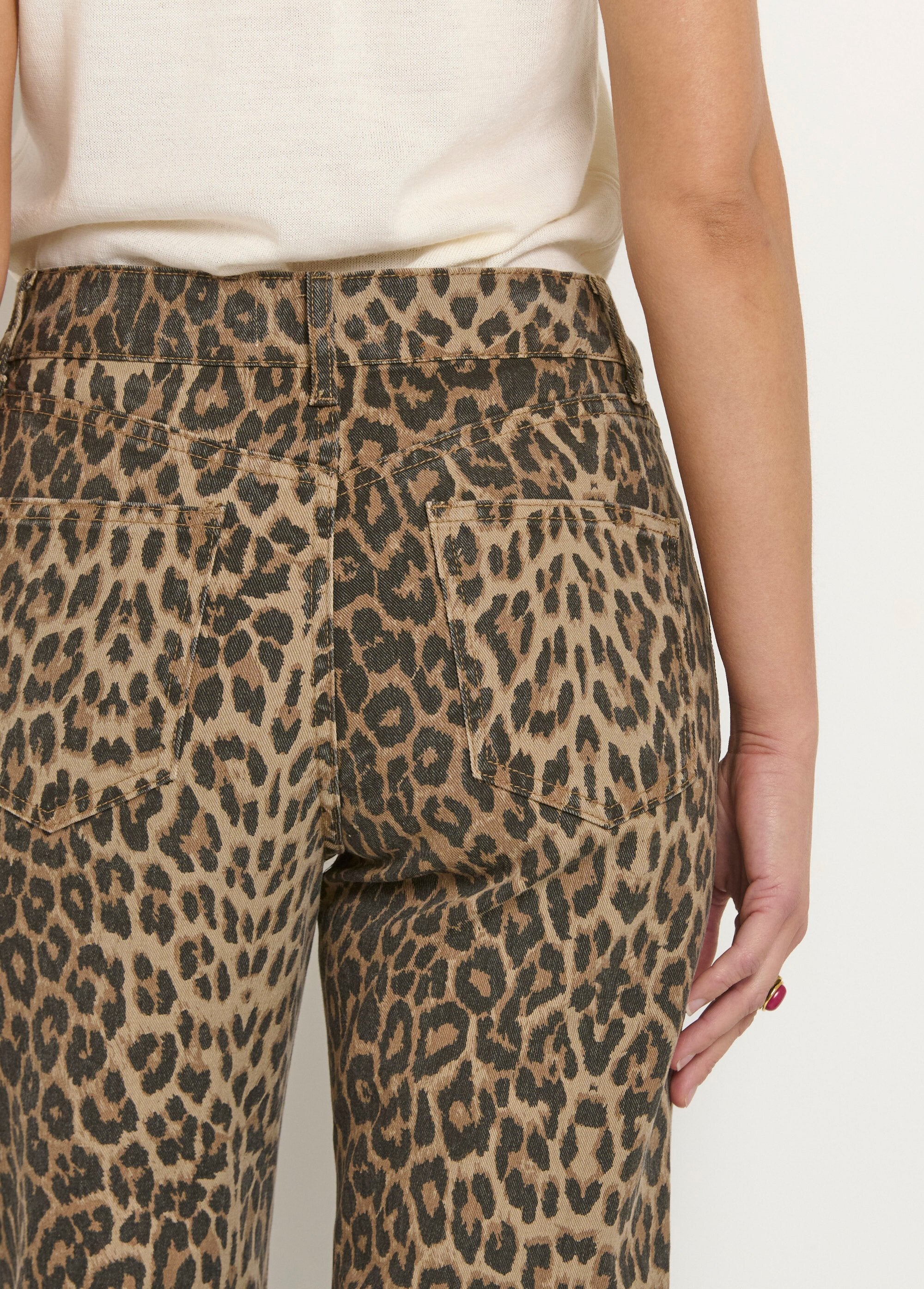 Jeans_reto_com_estampa_de_leopardo_e_5_bolsos_Leopard_DE2_slim