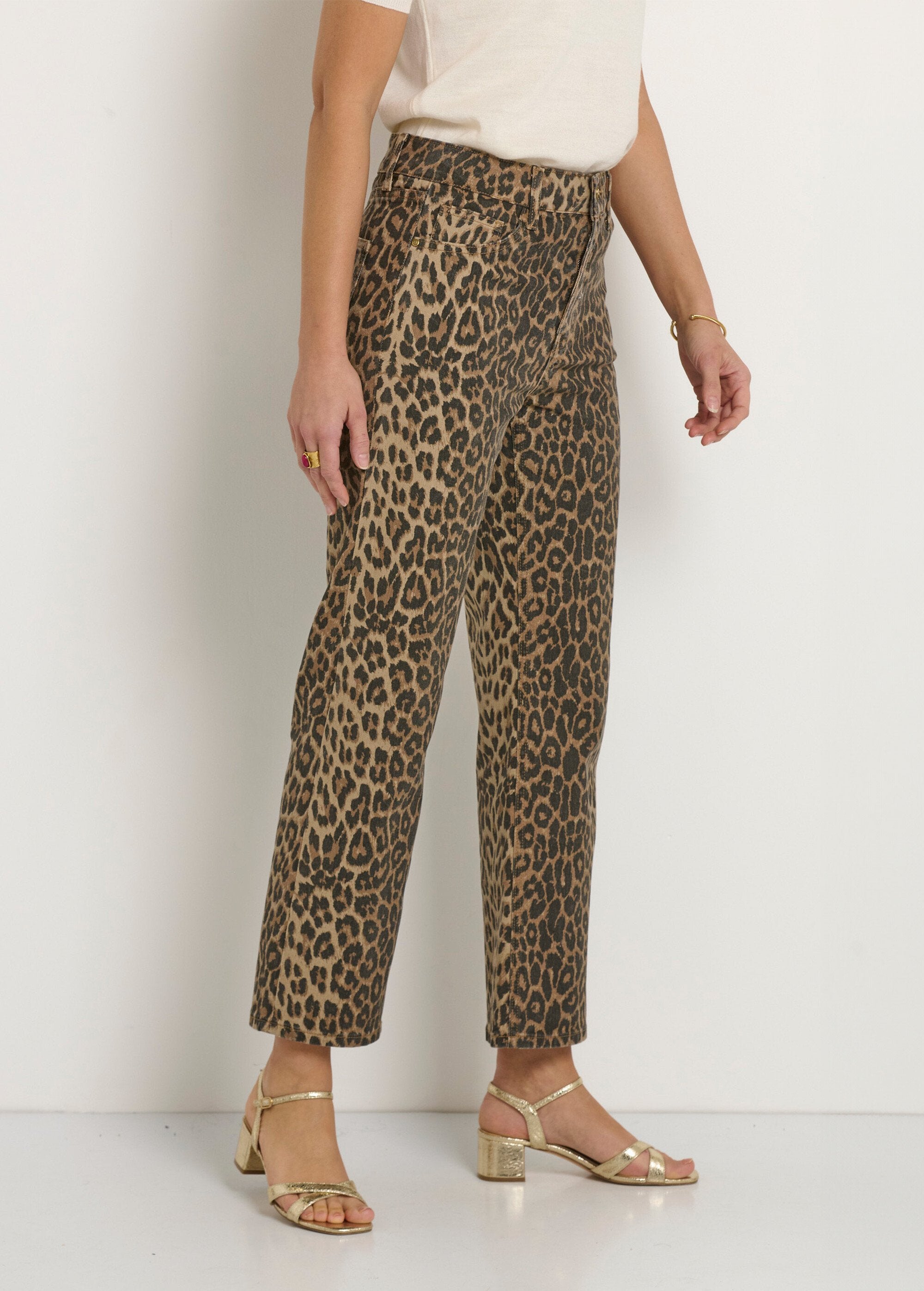 Jeans_reto_com_estampa_de_leopardo_e_5_bolsos_Leopard_DR1_slim