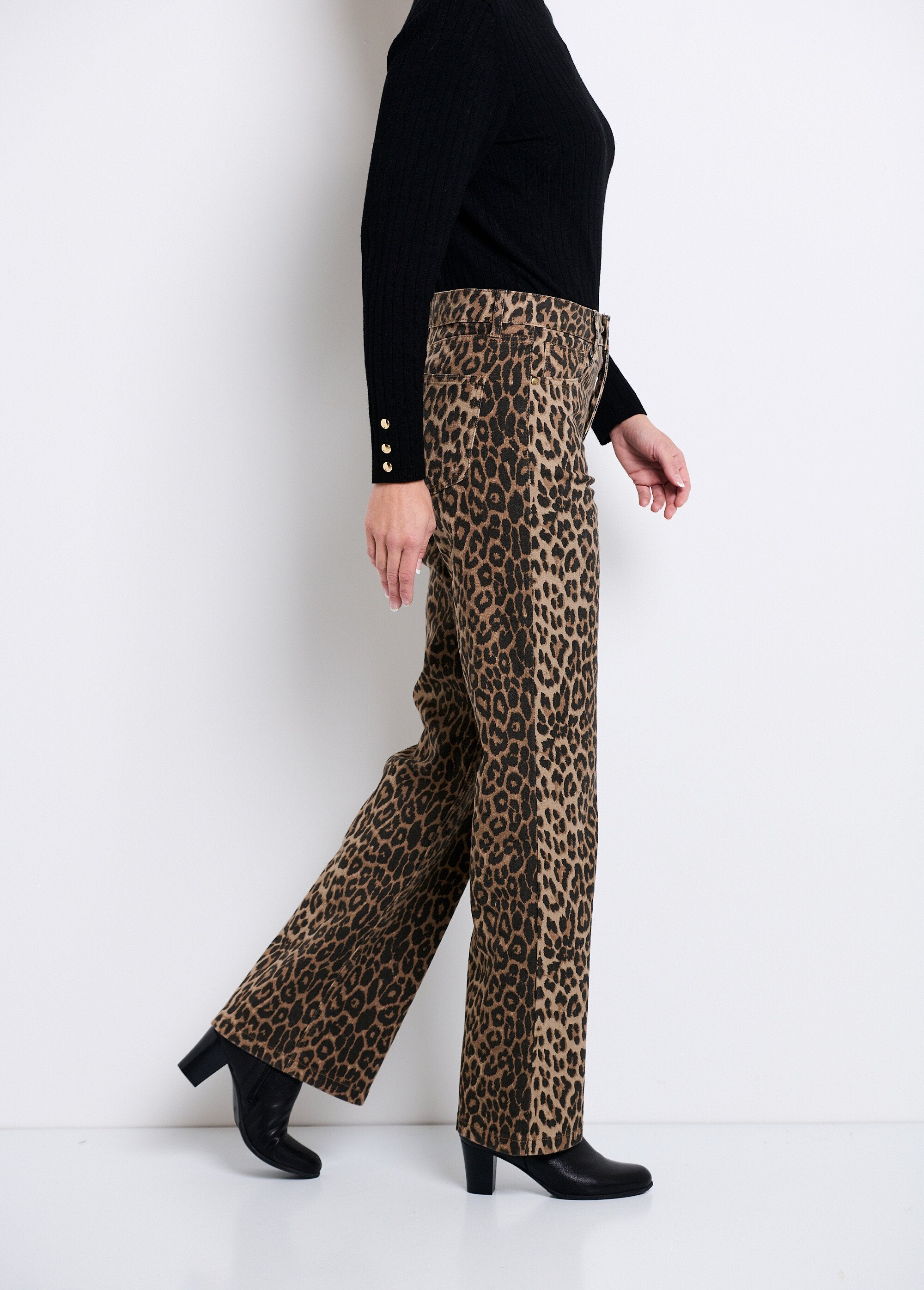 Jeans_reto_com_estampa_de_leopardo_e_5_bolsos_Leopard_DR1_slim