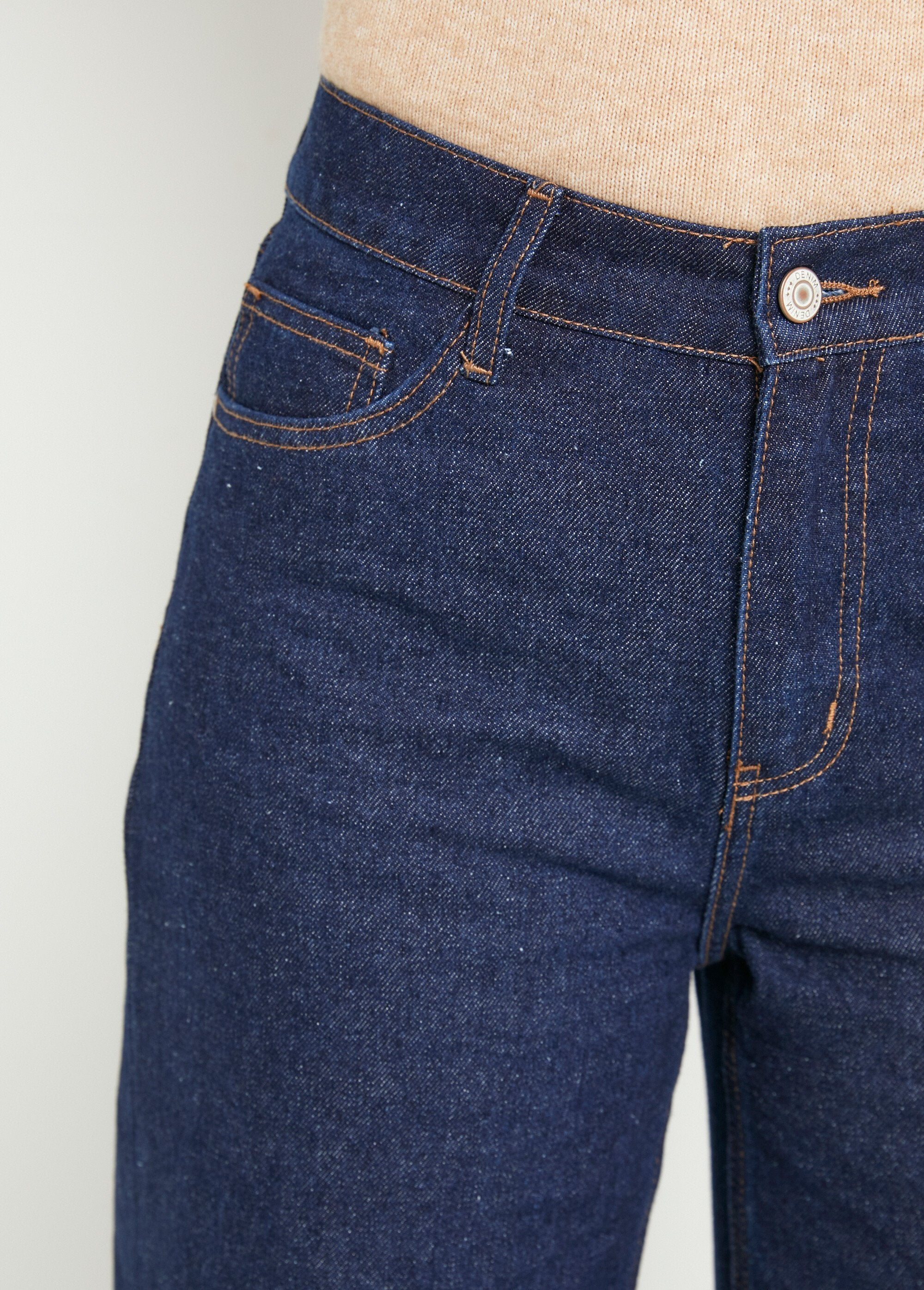 Calça_jeans_feminina_de_5_bolsos,_corte_largo_Bleu_brut__DE1_slim