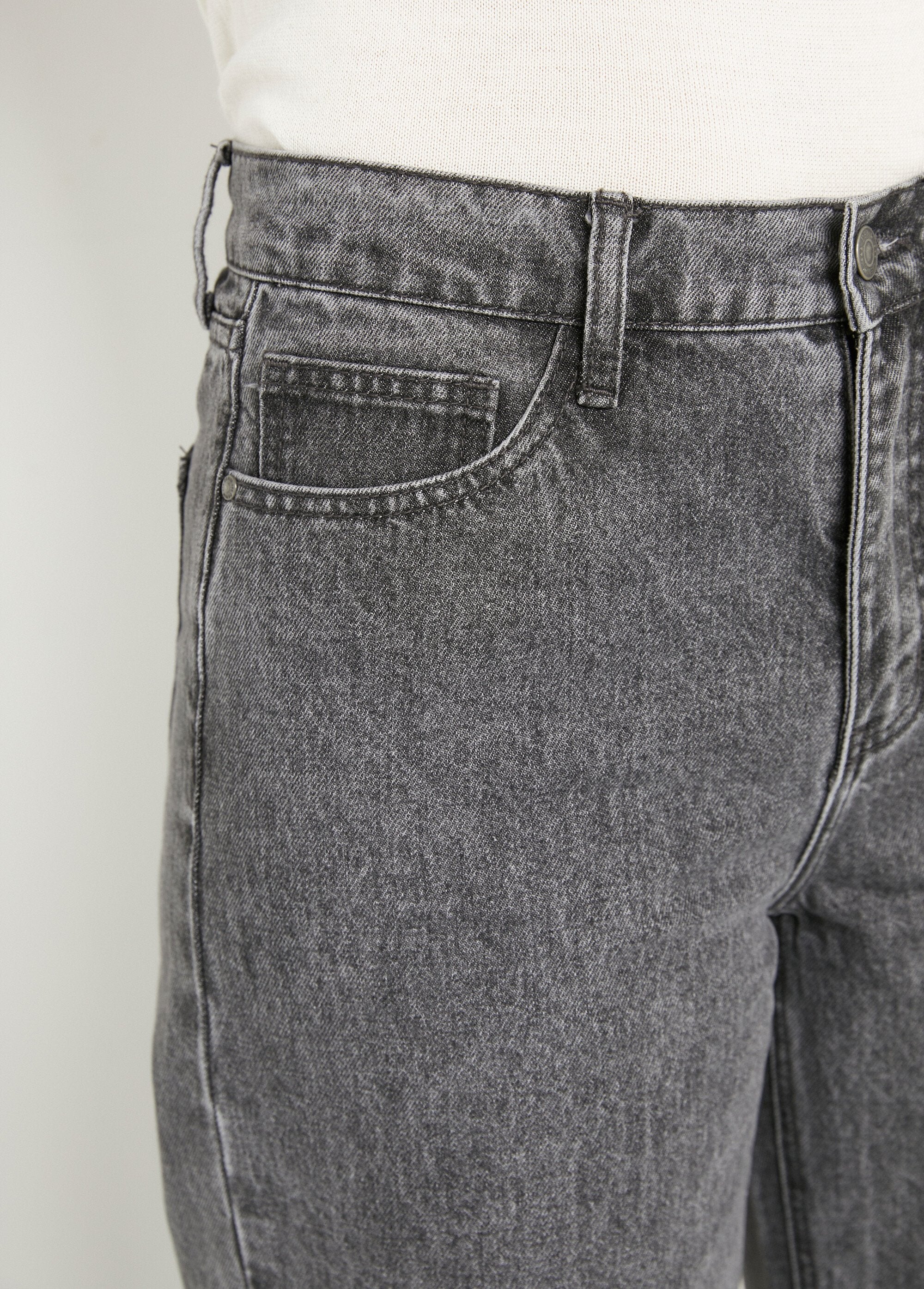 Calça_jeans_feminina_de_5_bolsos,_corte_largo_Gris_DE1_slim