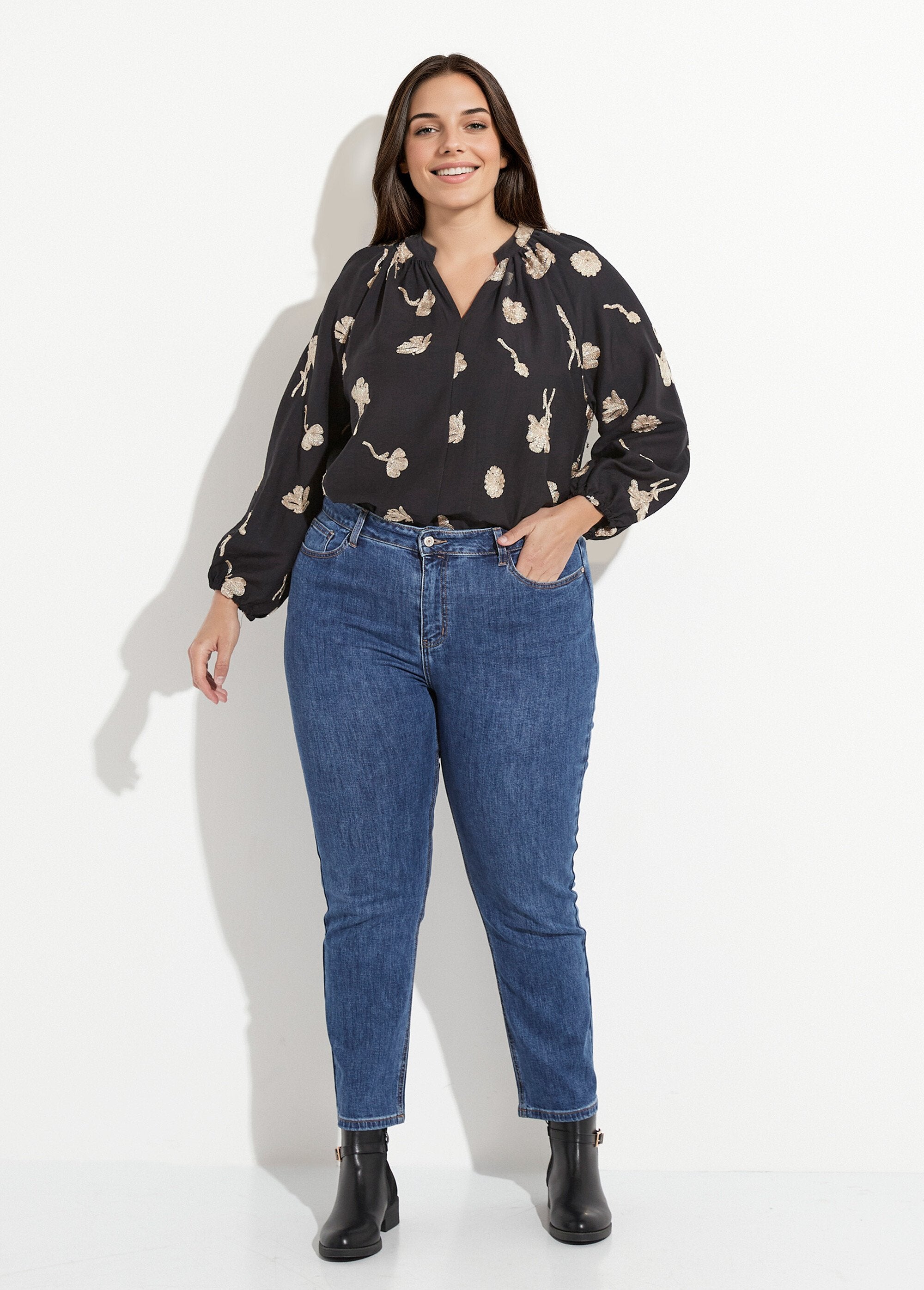 Calça_jeans_mom_jeans,_especial_PLUS_SIZE_Denim_moyen_SF1_curvy