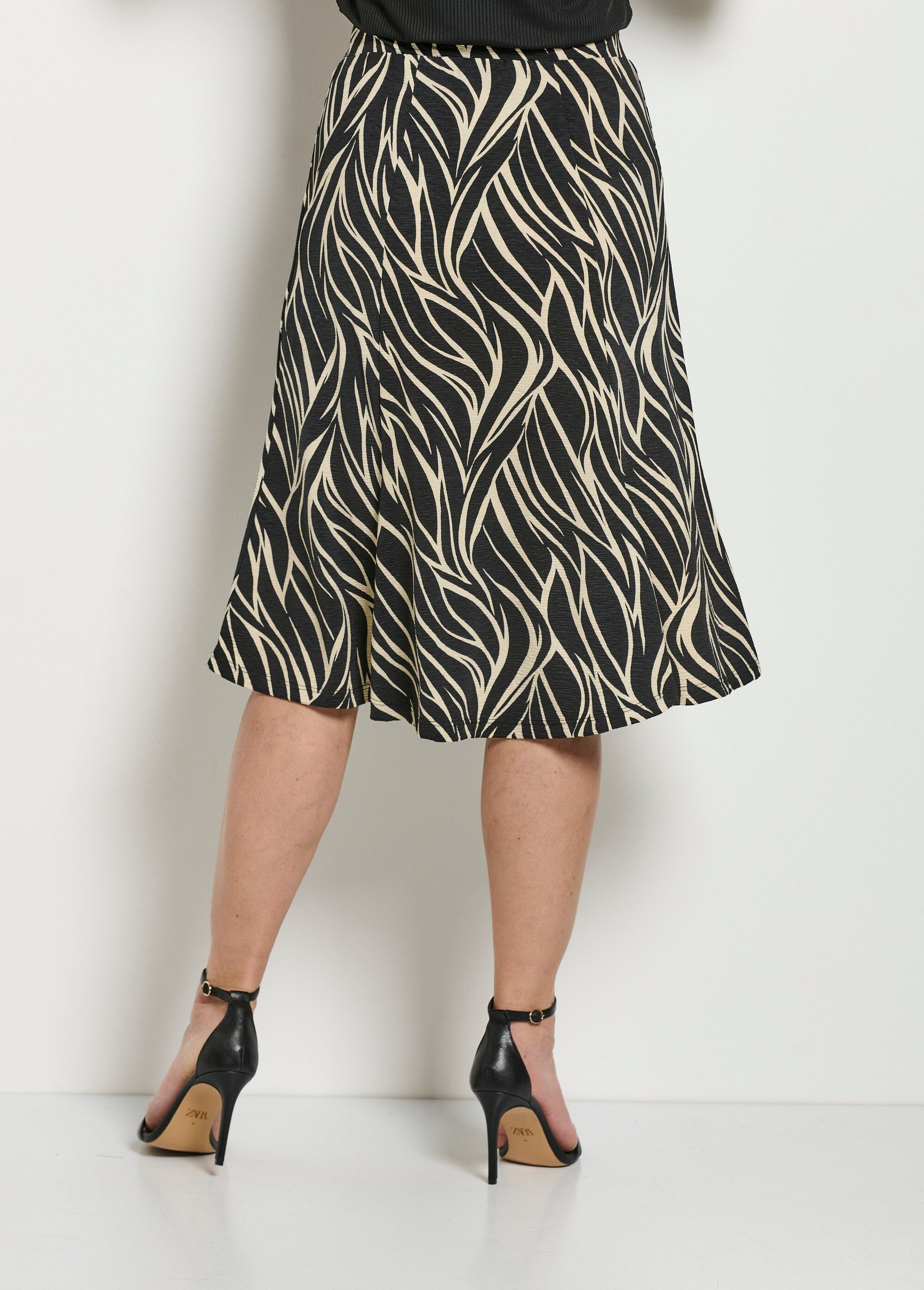Saia_midi_flare_com_estampa_de_zebra_e_cós_elástico_Beige_et_noir_DO1_slim