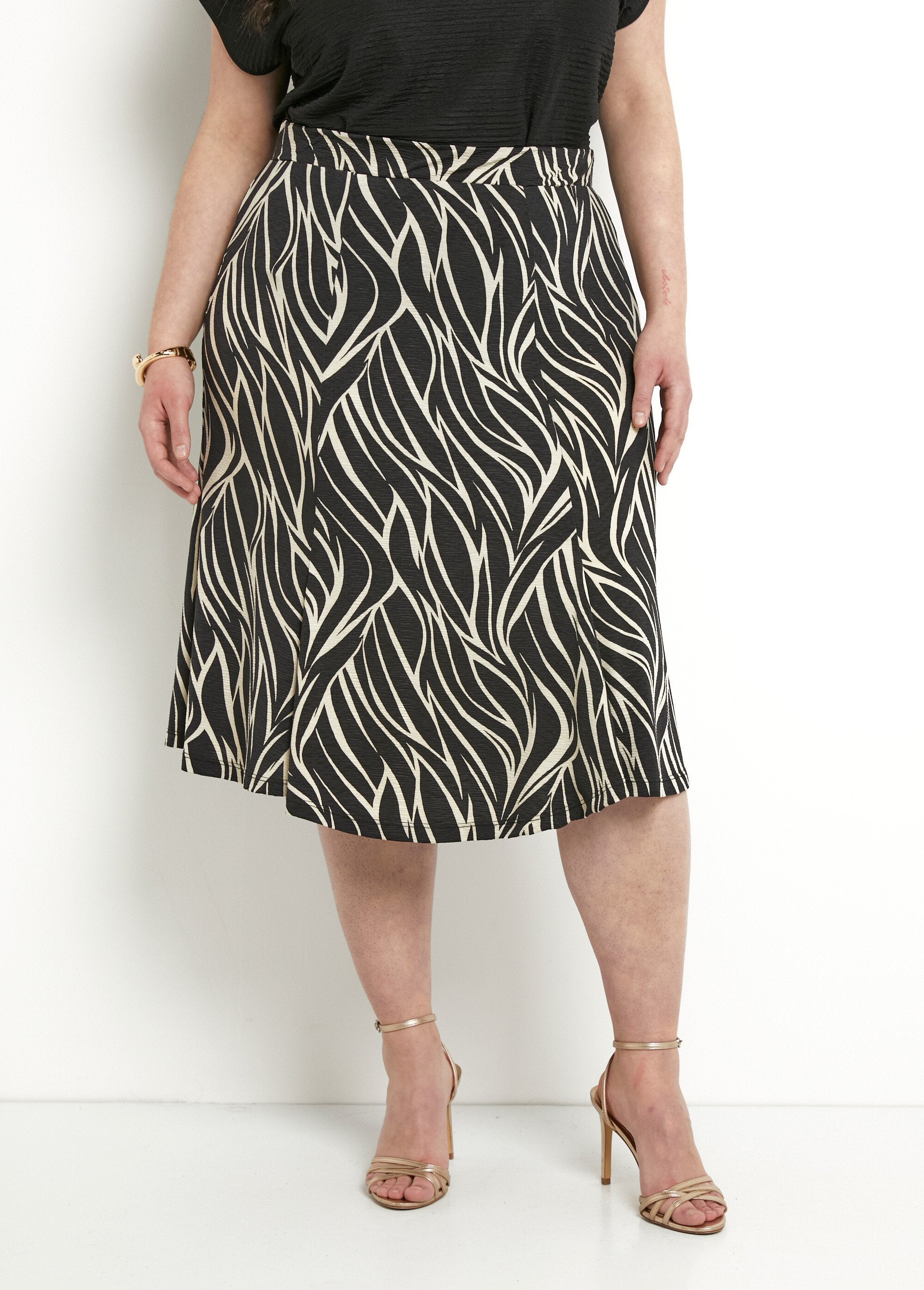 Saia_midi_flare_com_estampa_de_zebra_e_cós_elástico_Beige_et_noir_FA1_curvy