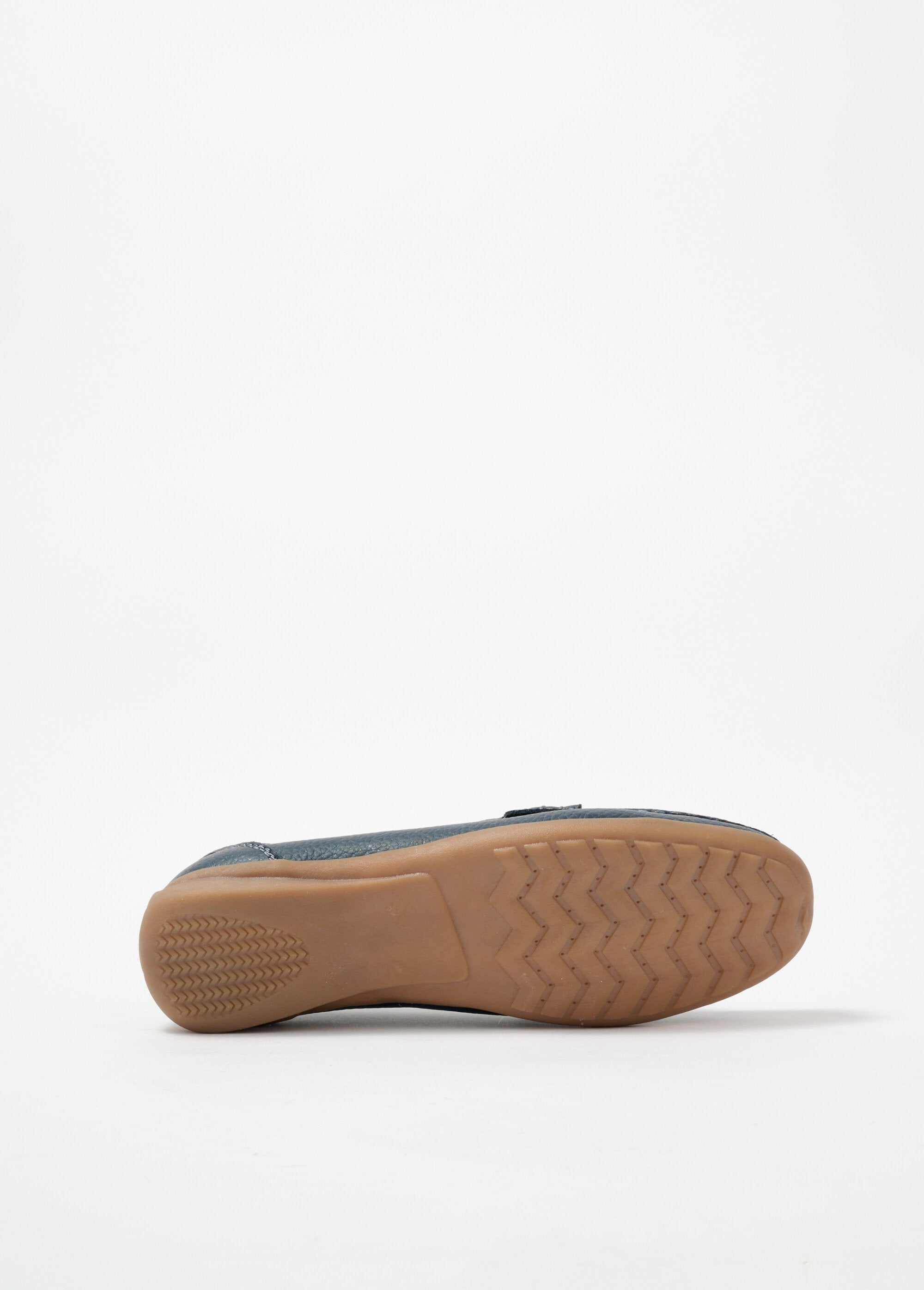 Mocassins_com_detalhes_em_metal_e_sola_antiderrapante_Marine_UN1_slim